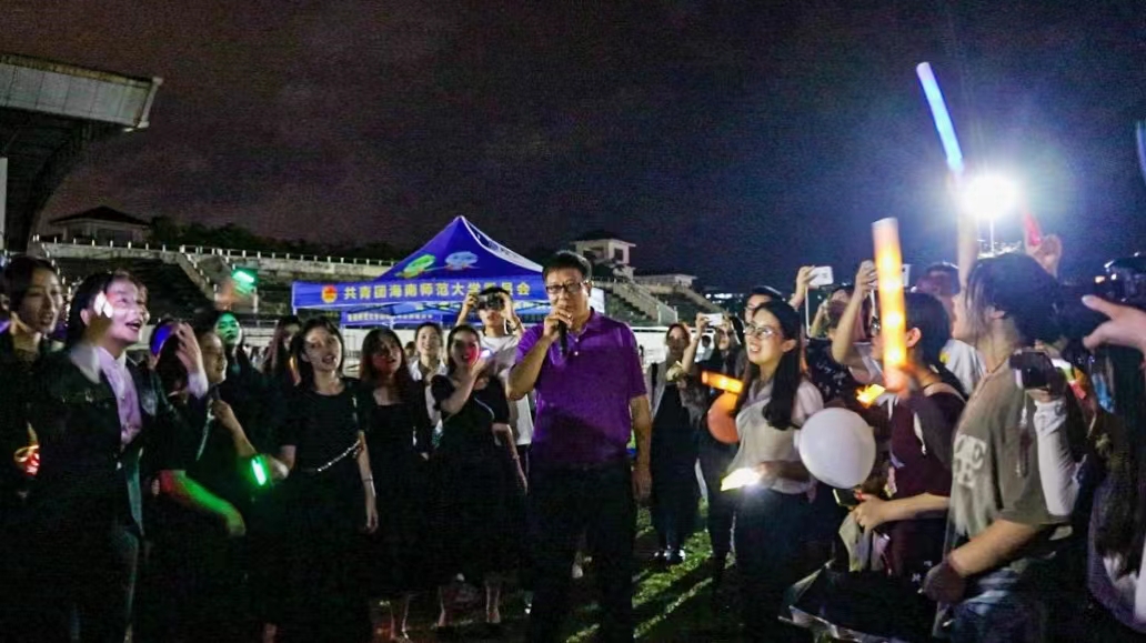 我校举办“橘色天际线”草坪音乐会