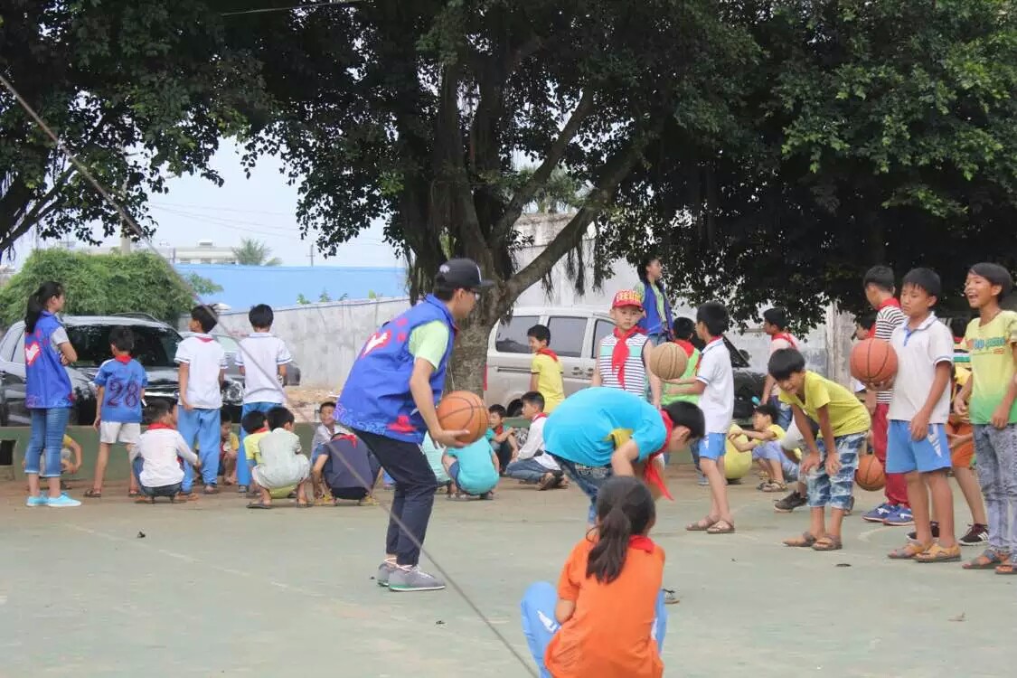 榕树计划宣讲进南江，多彩兴趣班继续开展――记法学院南江小学榕树计划宣讲及志愿服务
