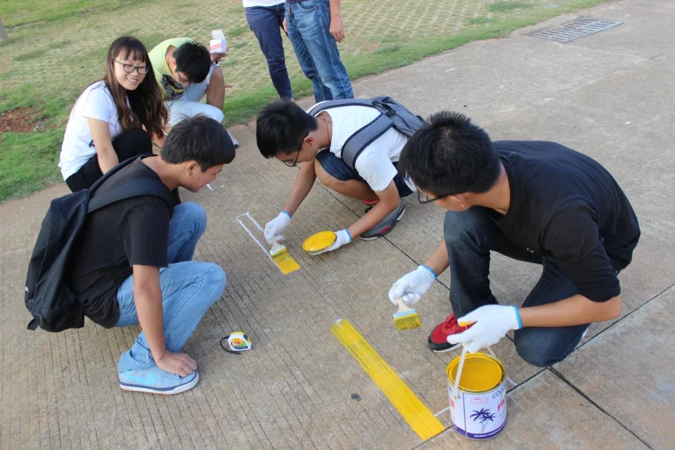 “双创”精神在心中,文明停车我先行――记政法学院分划停车线活动