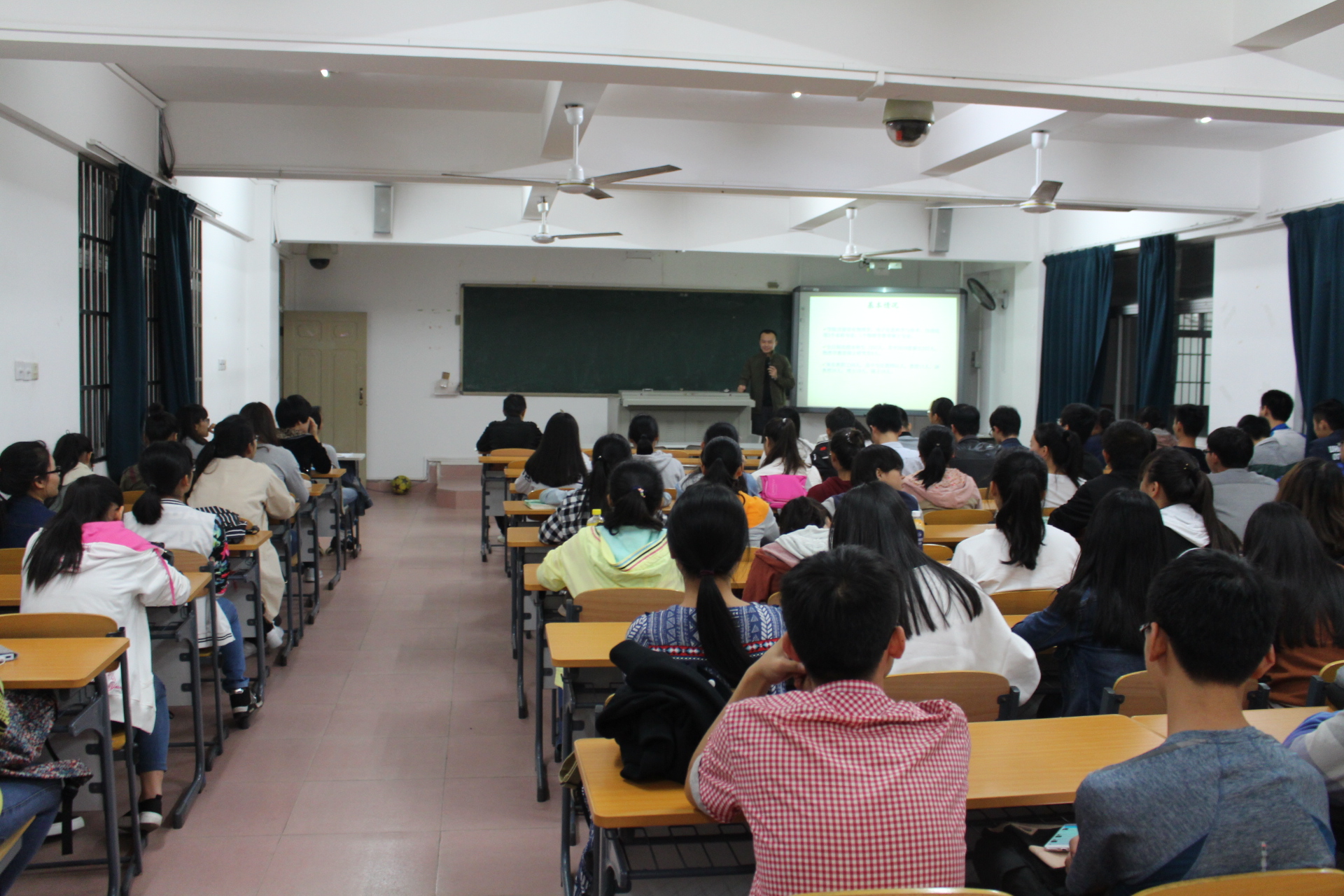 青年之声・打开脑洞物理,畅想大千世界――记物理与电子工程学院物理讲座事件