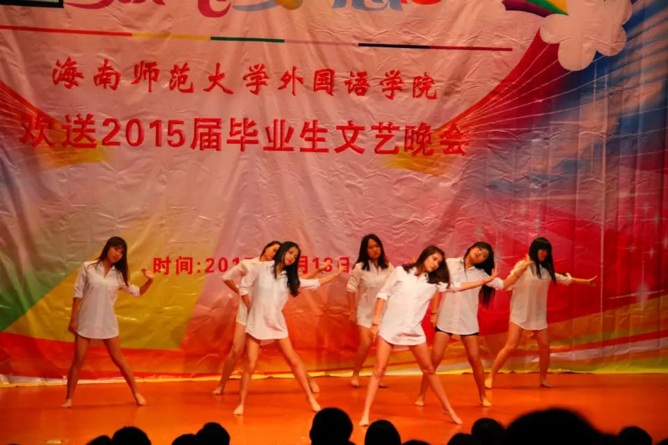放飞梦想，感怀青春——外国语学院举办欢送2015届毕业生文艺晚会