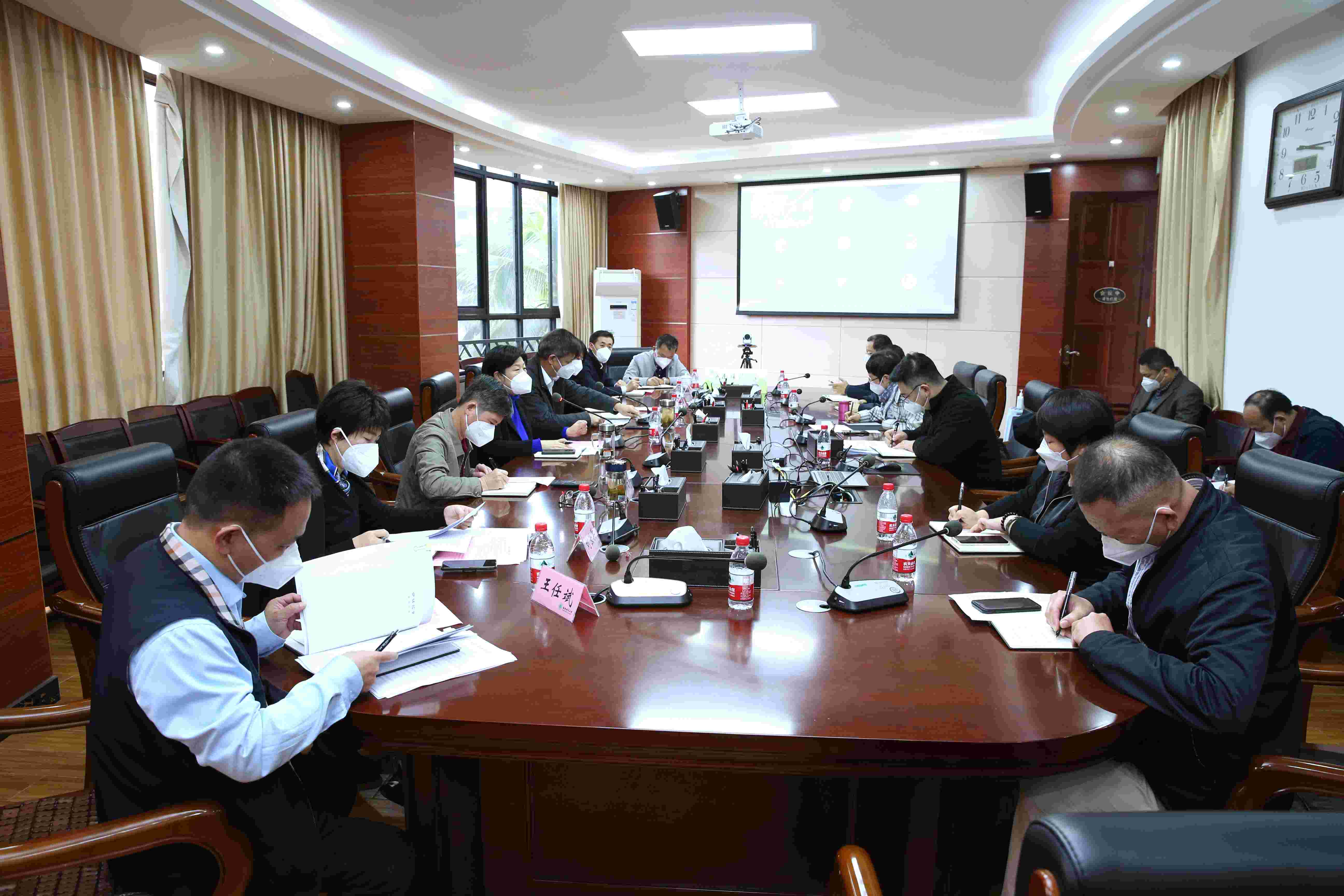 学校召开党委专题会研究部署期末安全稳定工作