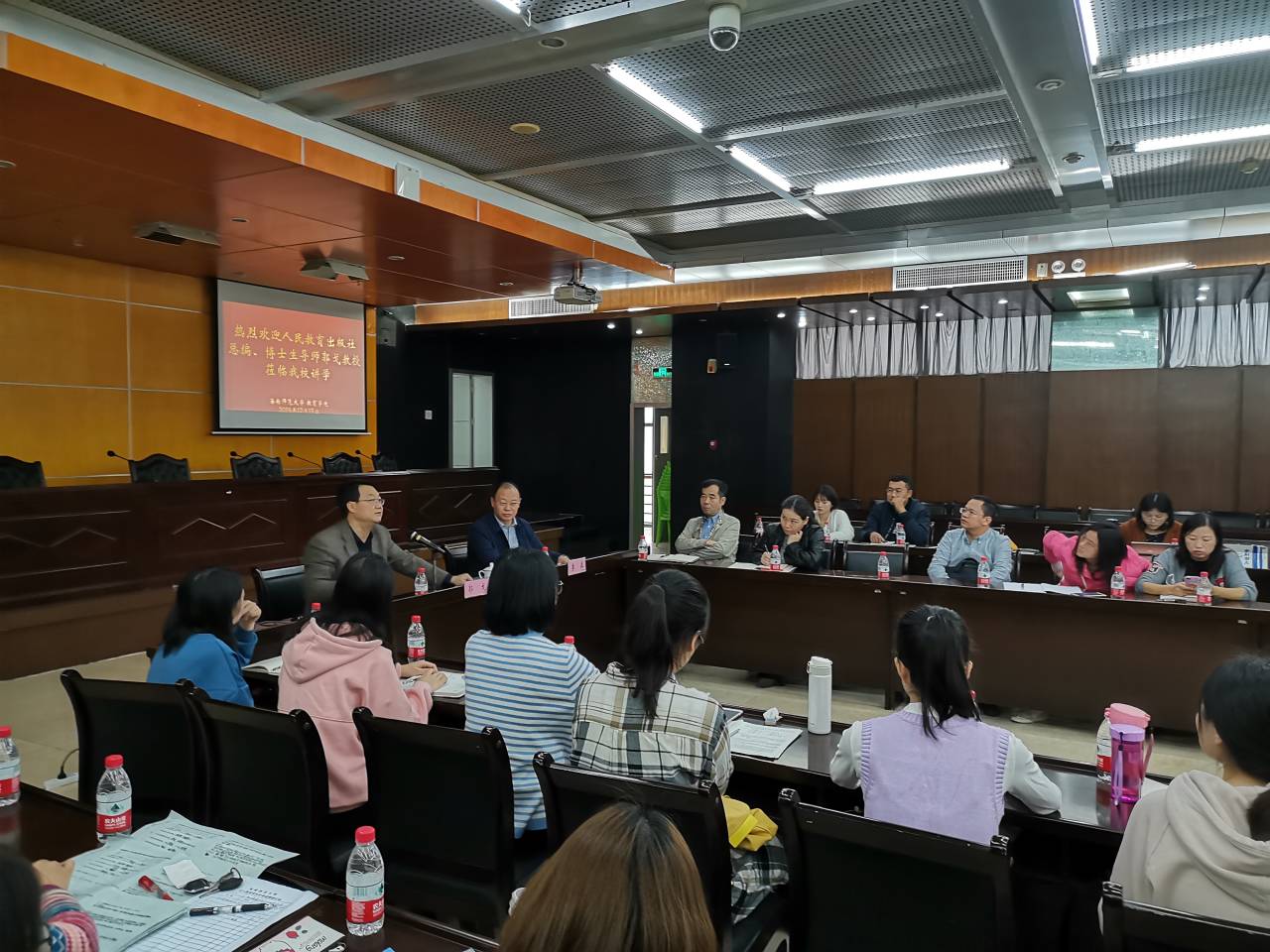 人民教育出版社总编辑郭戈教授来我校讲学