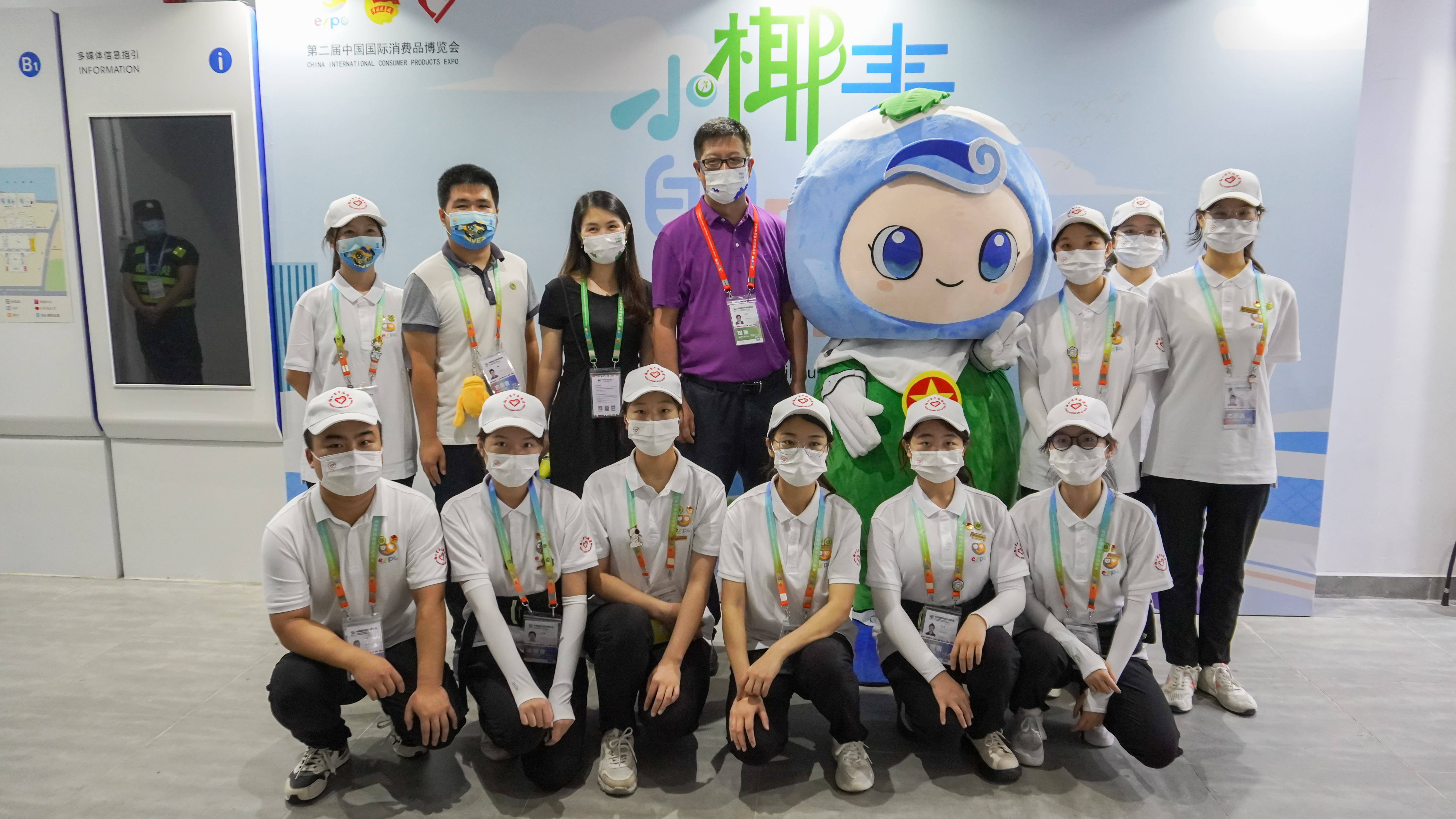 校领导慰问我校消博会志愿者