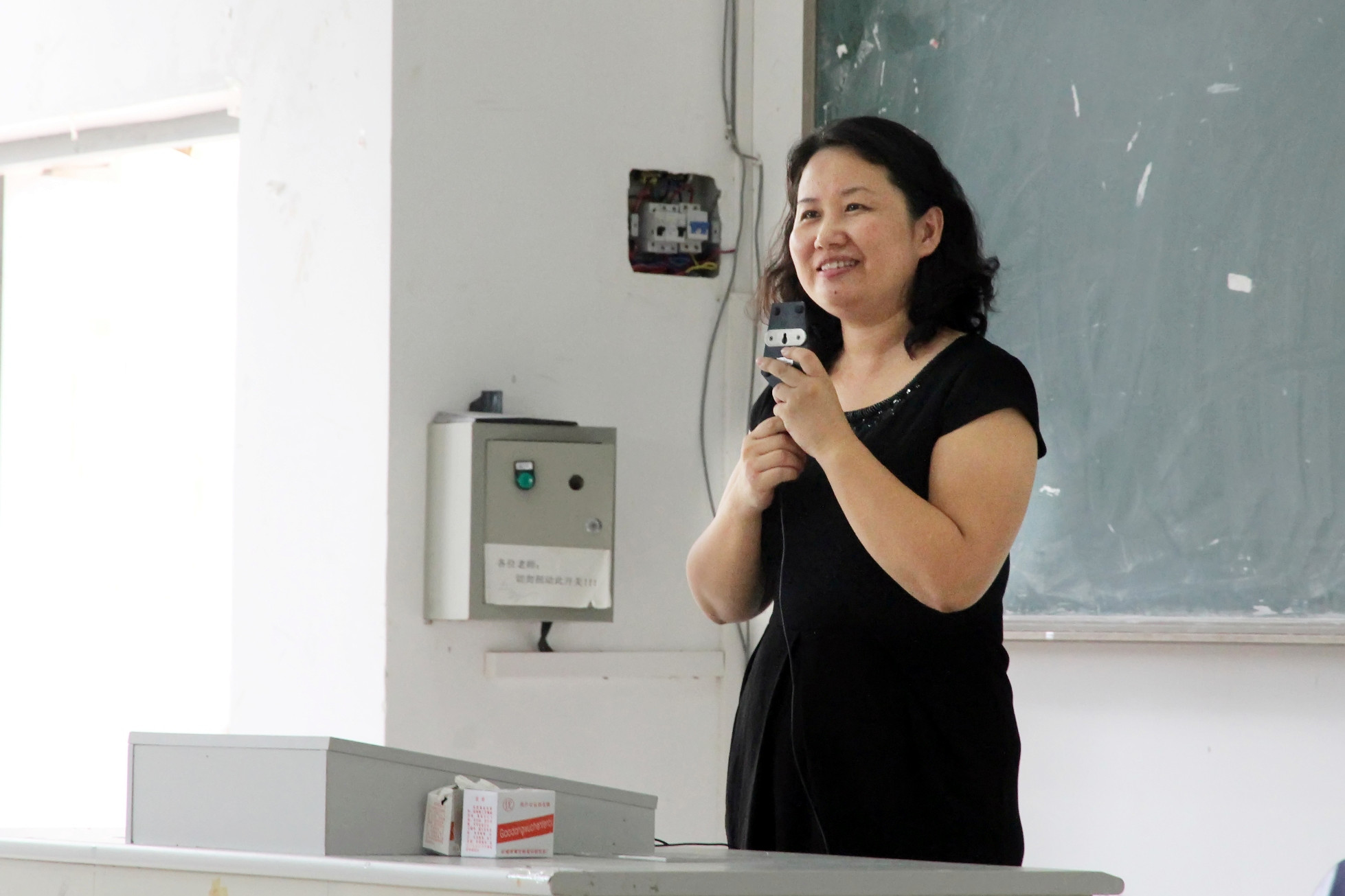 海南广播电视总台新闻广播总监王玲到我校作报告