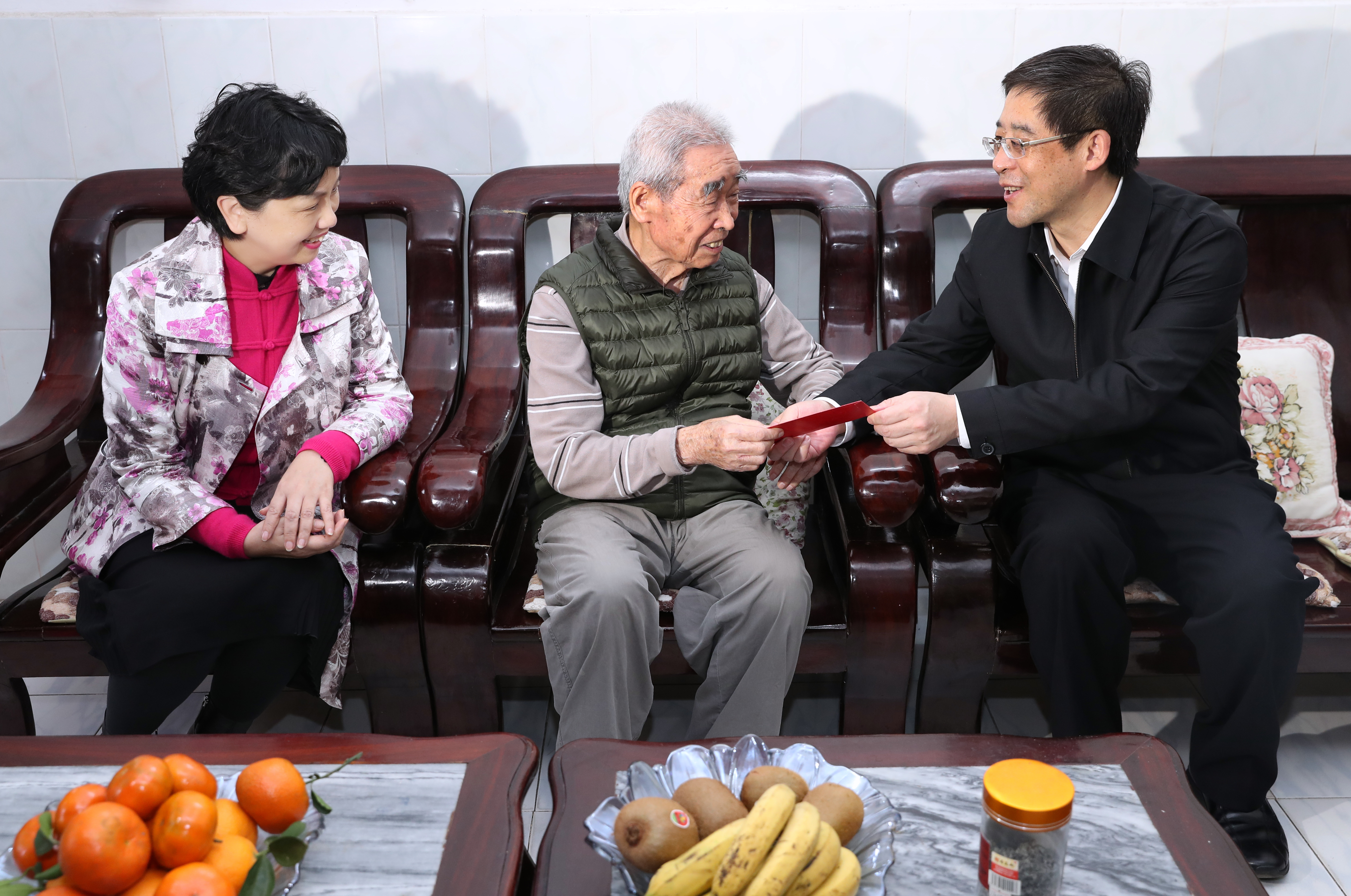 彭金辉常委慰问我校老党员干部代表