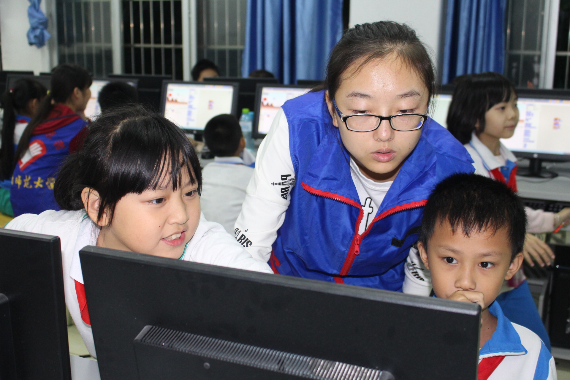 青年之声• 快乐魔抓――记物理与电子工程学院琼山一小志愿活动