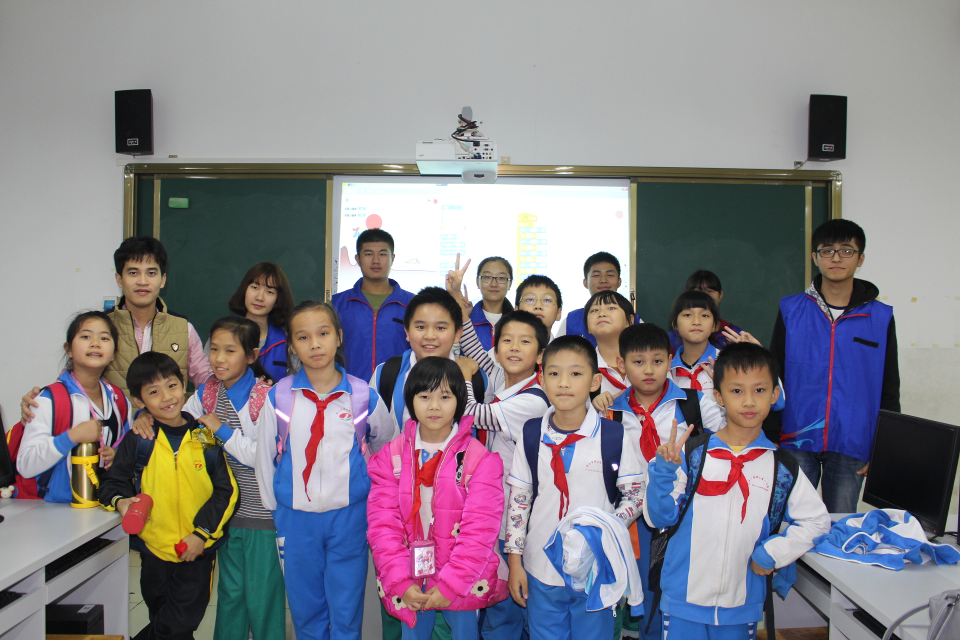 青年之声• 快乐魔抓――记物理与电子工程学院琼山一小志愿活动