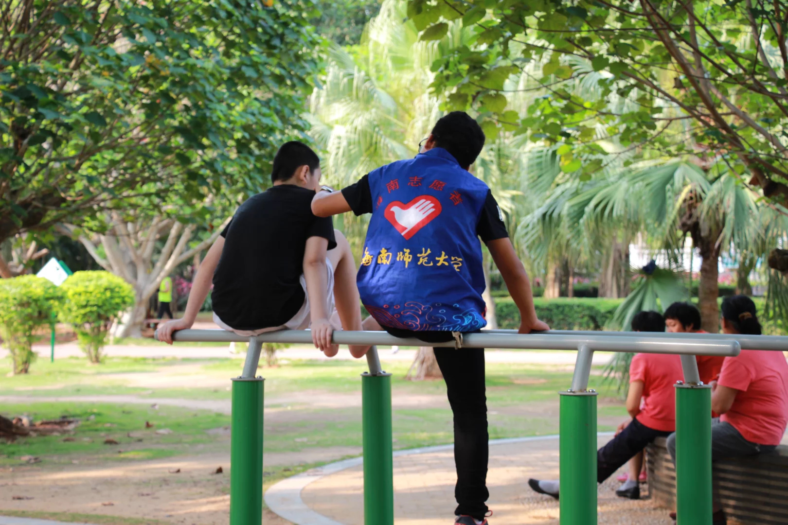 大手牵小手,关爱来自“星星”的孩子们――记马克思主义学院之“雨润”小学陪护活动