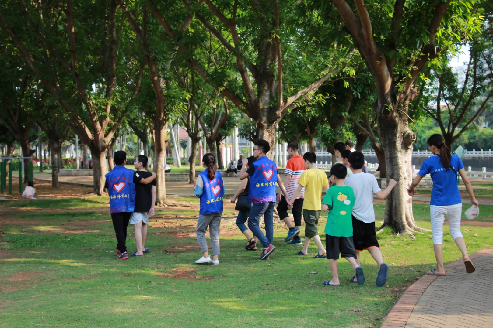 大手牵小手,关爱来自“星星”的孩子们――记马克思主义学院之“雨润”小学陪护活动