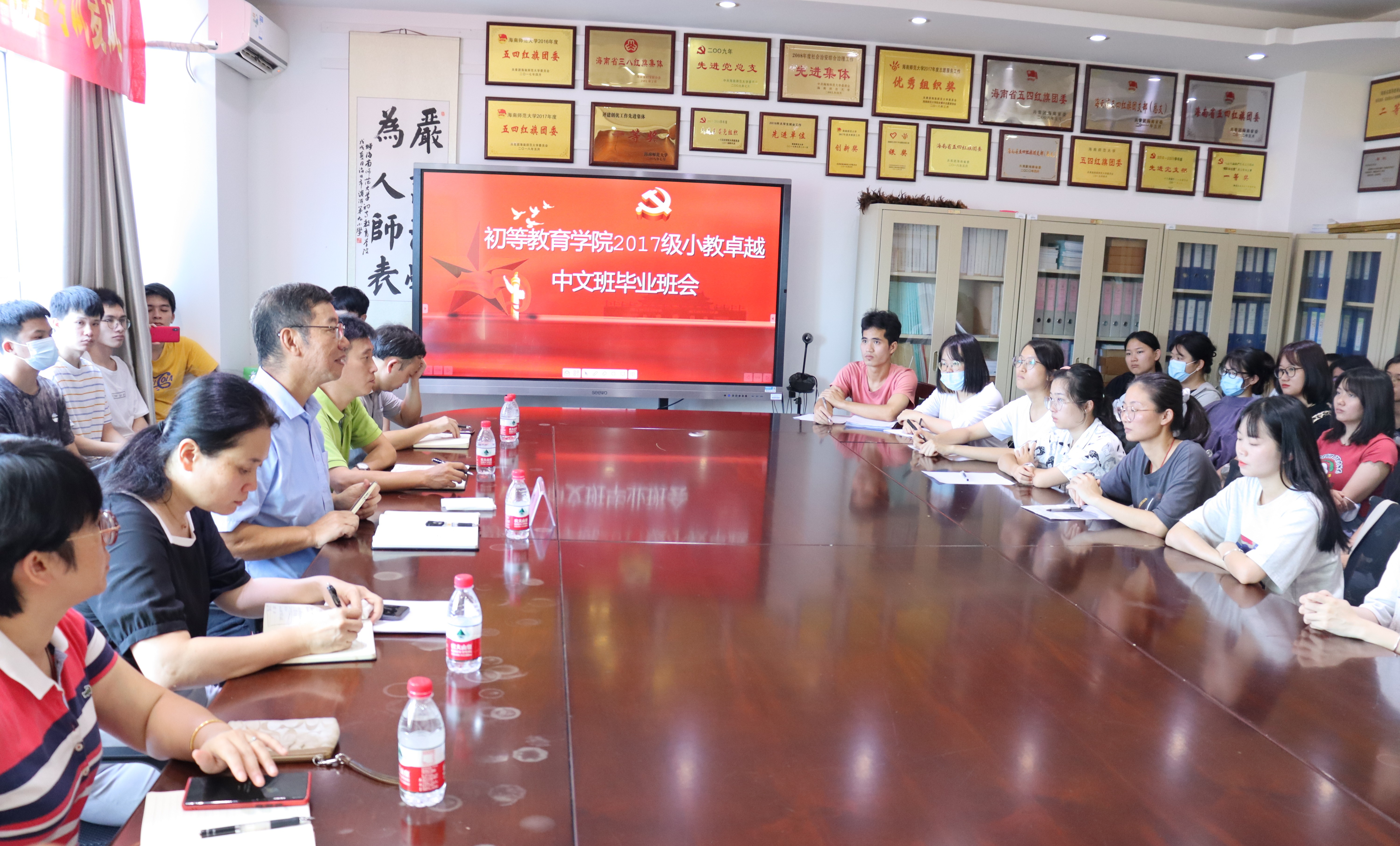 林强以班主任身份为毕业班学生送祝福