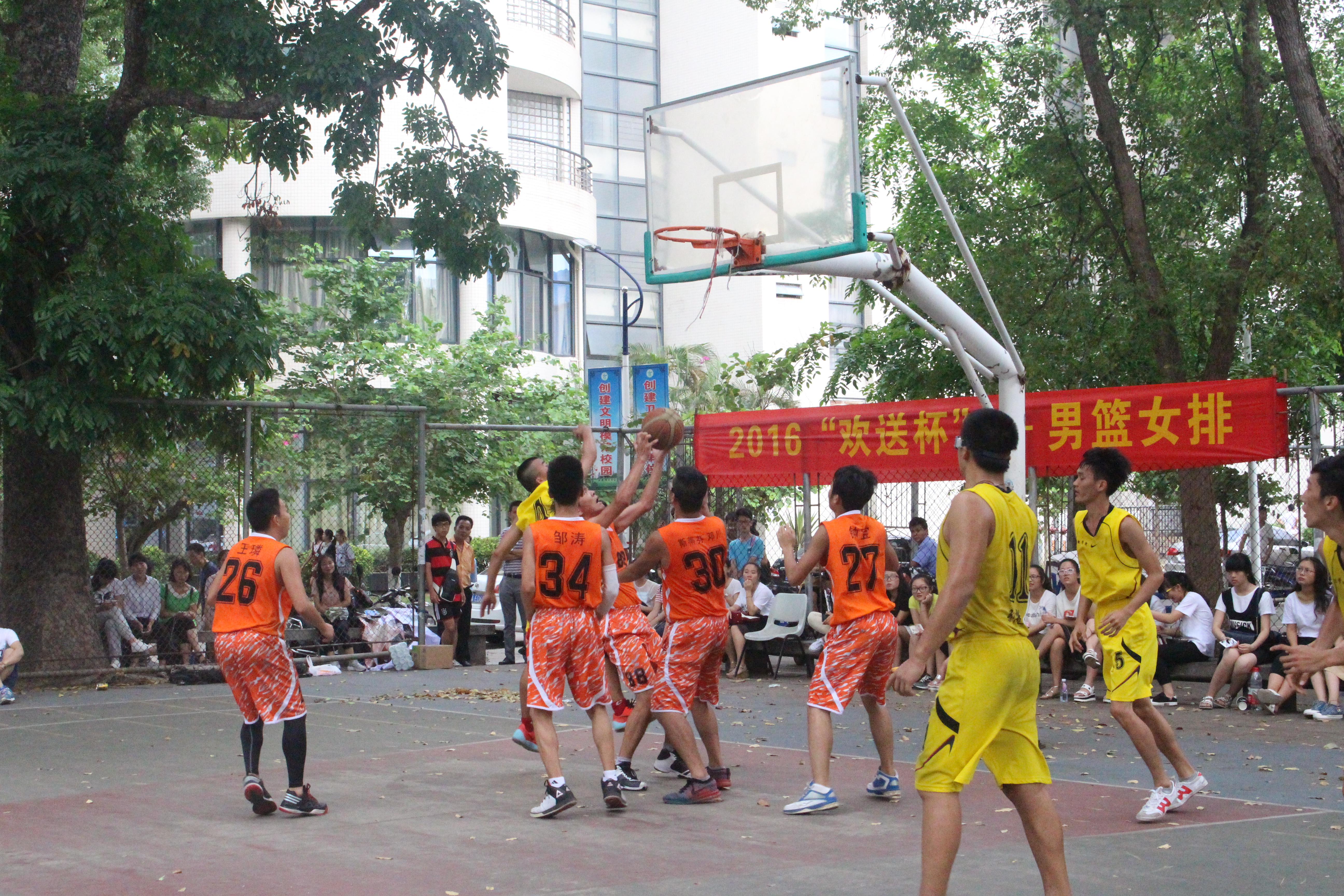 王者归来,谁与争锋——记海南师范大学“欢送杯”篮球赛决赛(南校区)