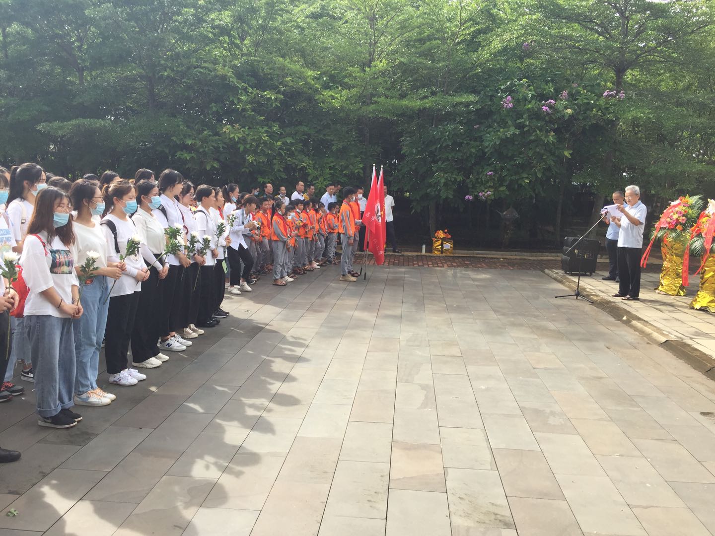 我校师生到符克纪念园开展烈士纪念日活动