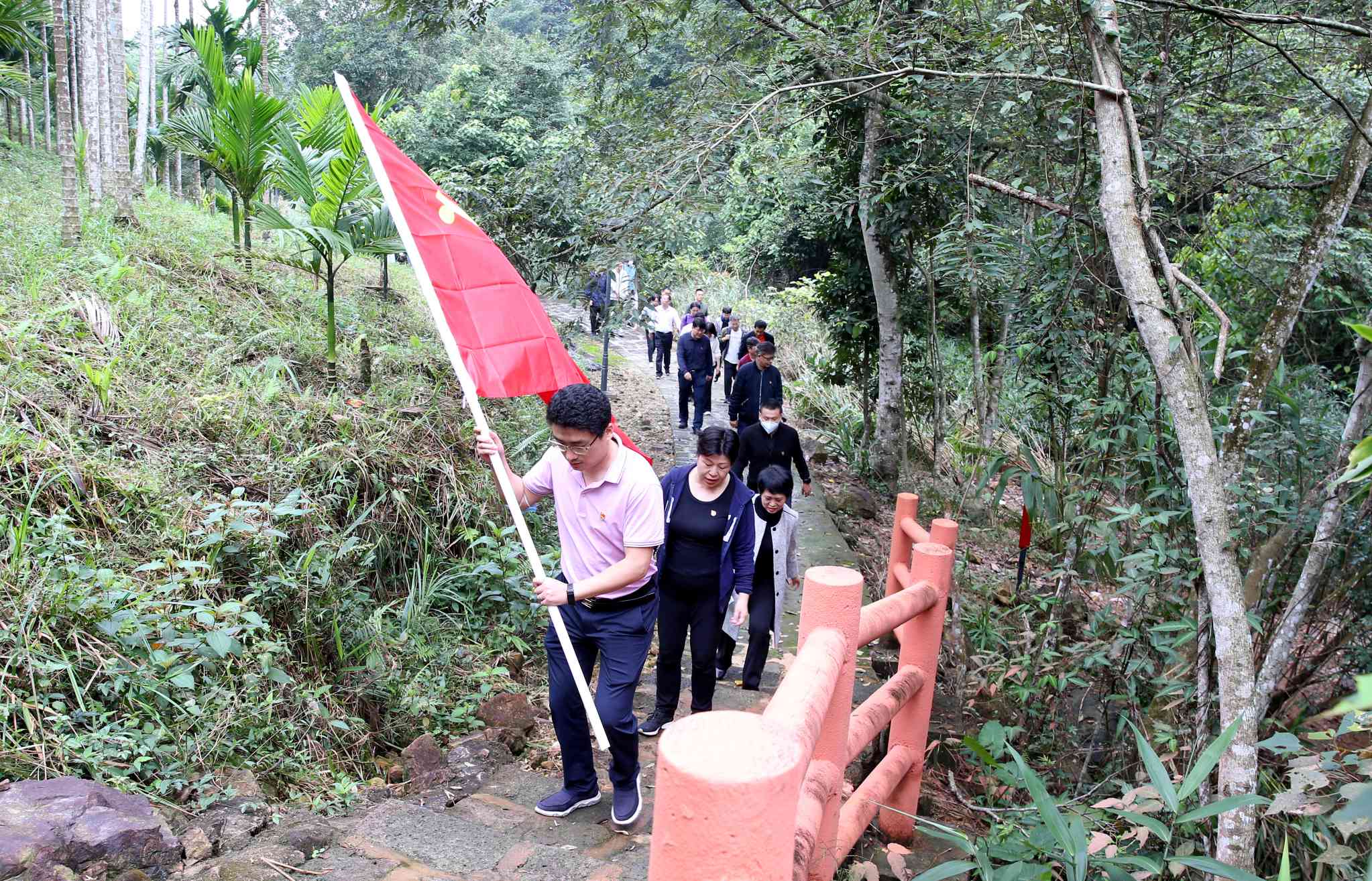 赓续红色血脉 弘扬伟大建党精神 校党委理论中心组赴母瑞山开展专题学习