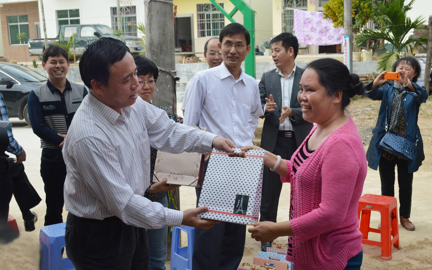 我校捐赠23部数码相机 助力割胶工北京圆梦