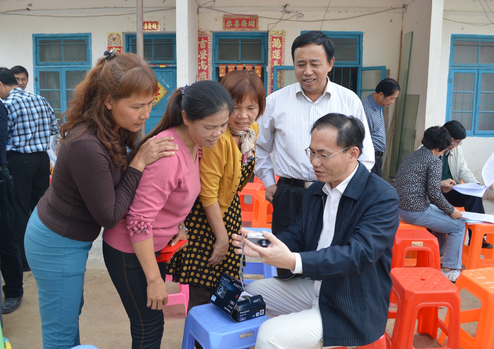 我校捐赠23部数码相机 助力割胶工北京圆梦