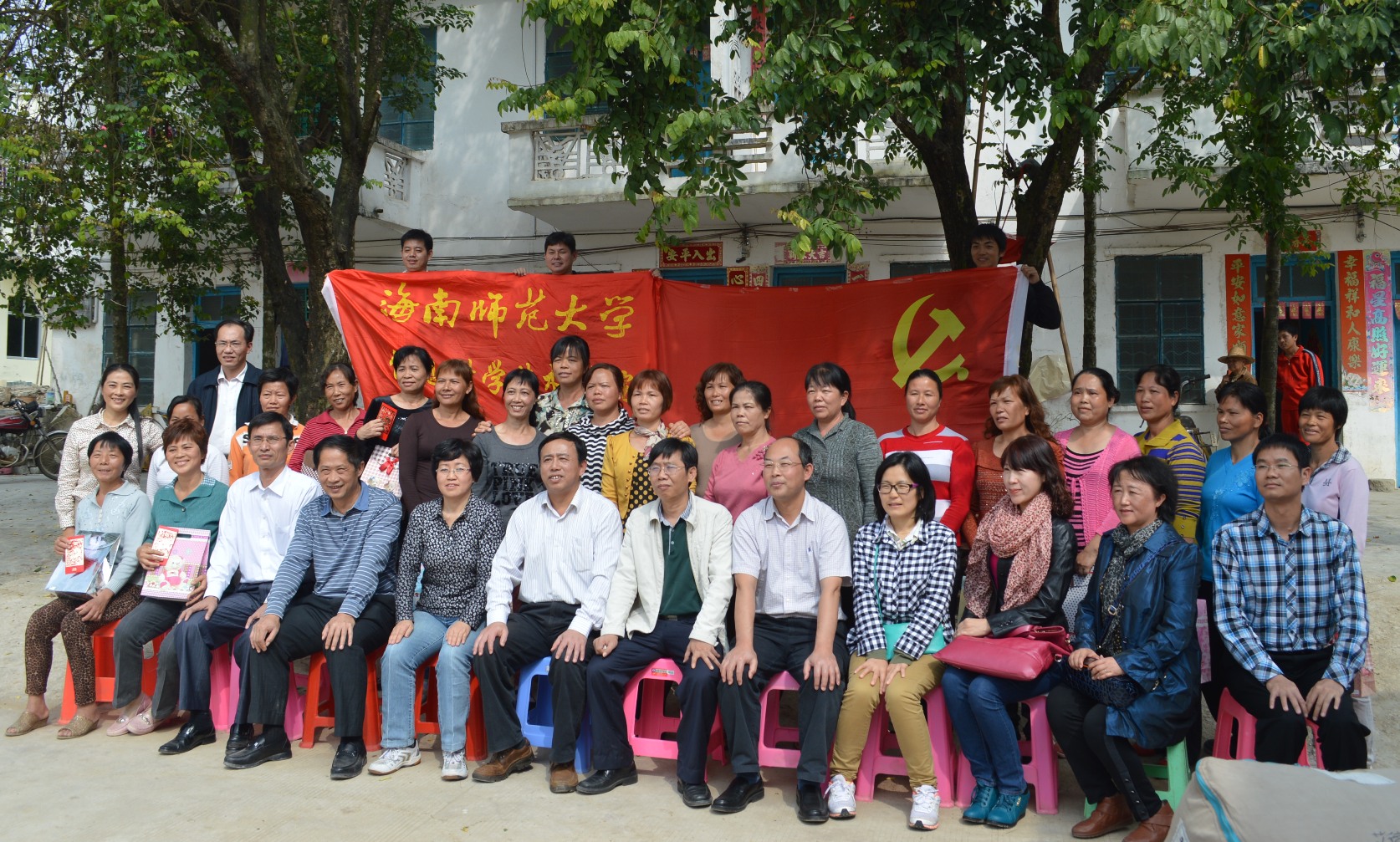 我校捐赠23部数码相机 助力割胶工北京圆梦