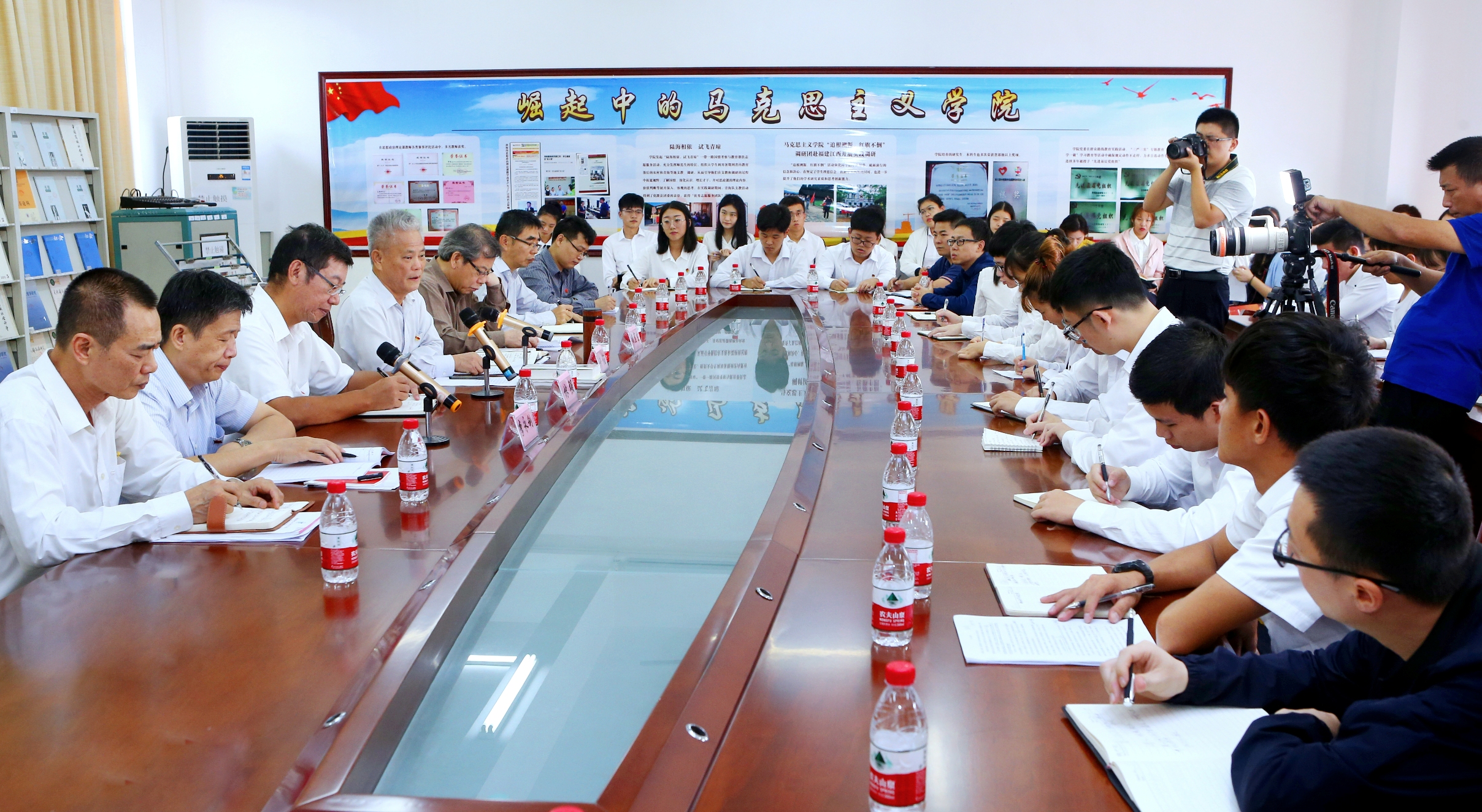 许俊到我校法学院宣讲党的十九大精神