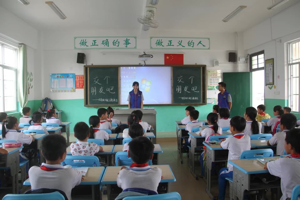 大手拉小手,梦想一起飞——马克思主义学院" 竹蜻蜓" 启动
