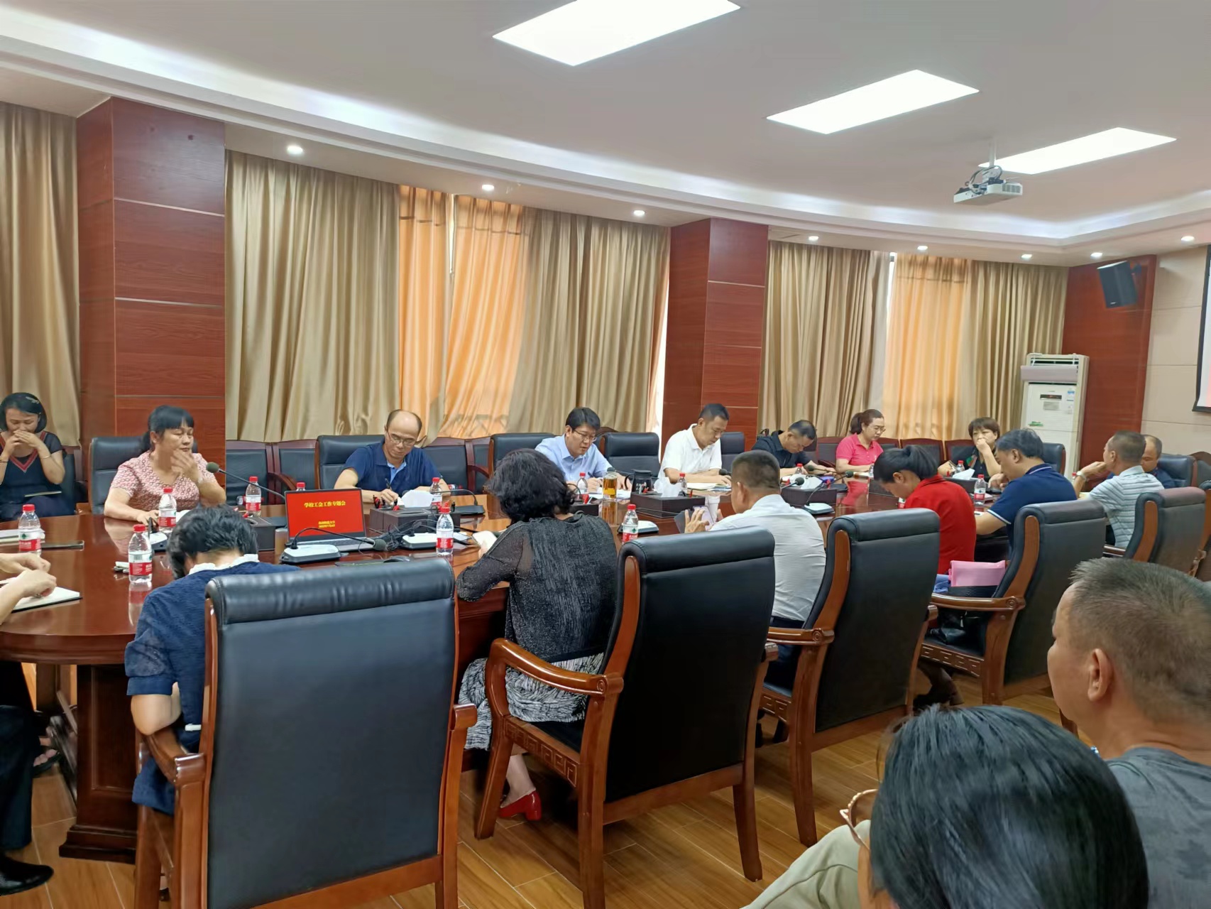 校领导召开学校工会工作专题会