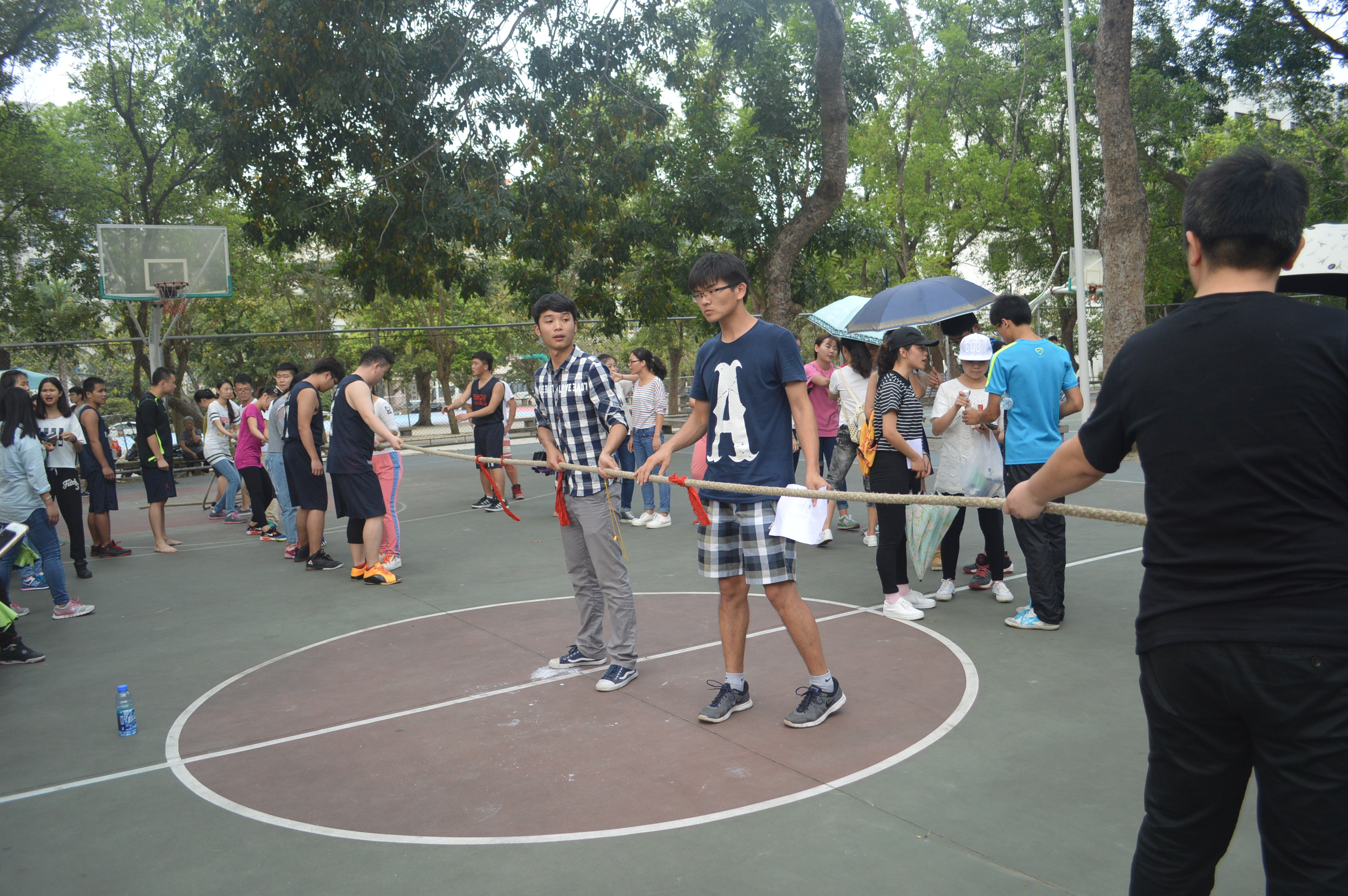 一根绳，一条心――记数学与统计学院拔河比赛