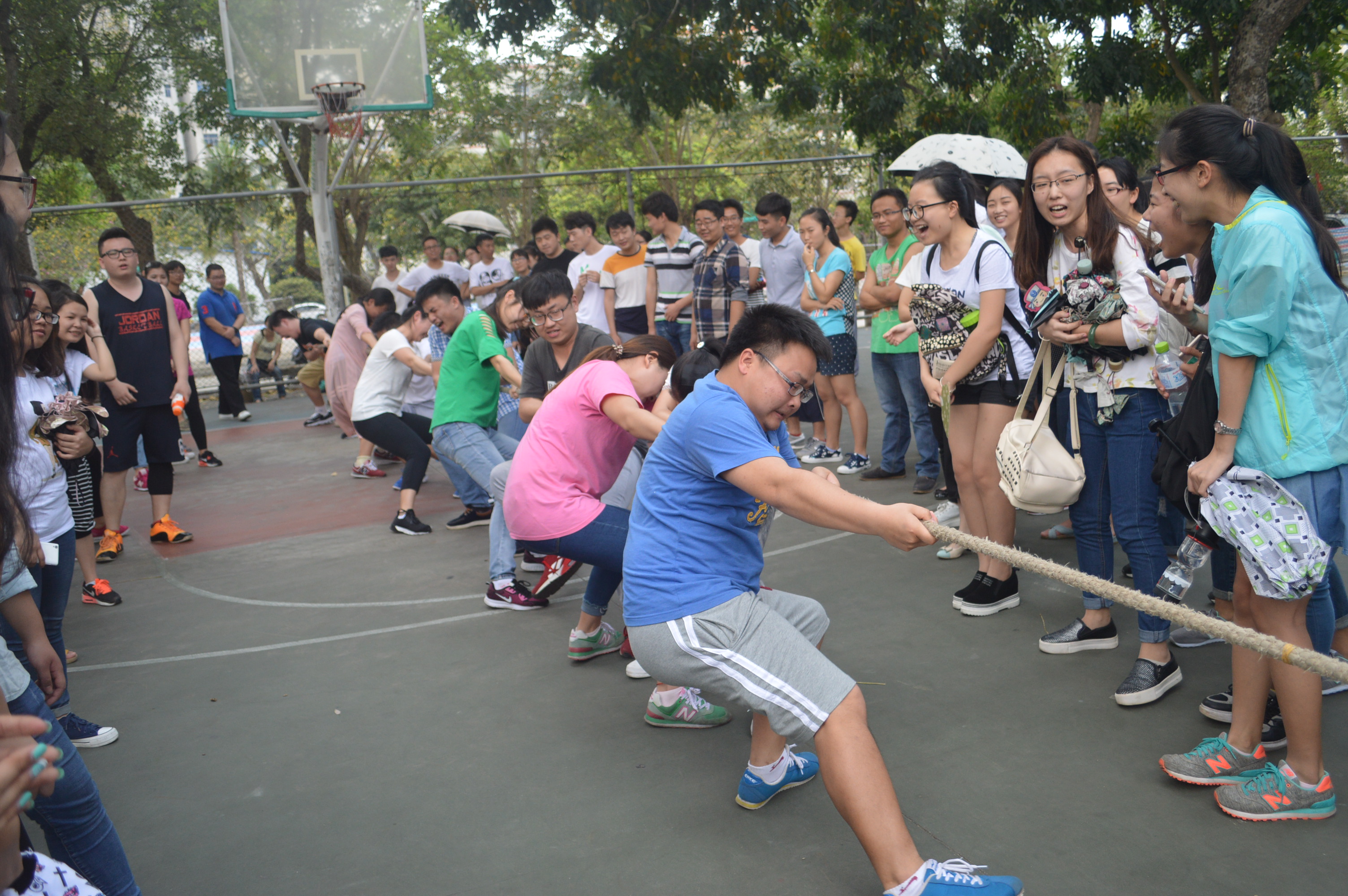 一根绳，一条心――记数学与统计学院拔河比赛