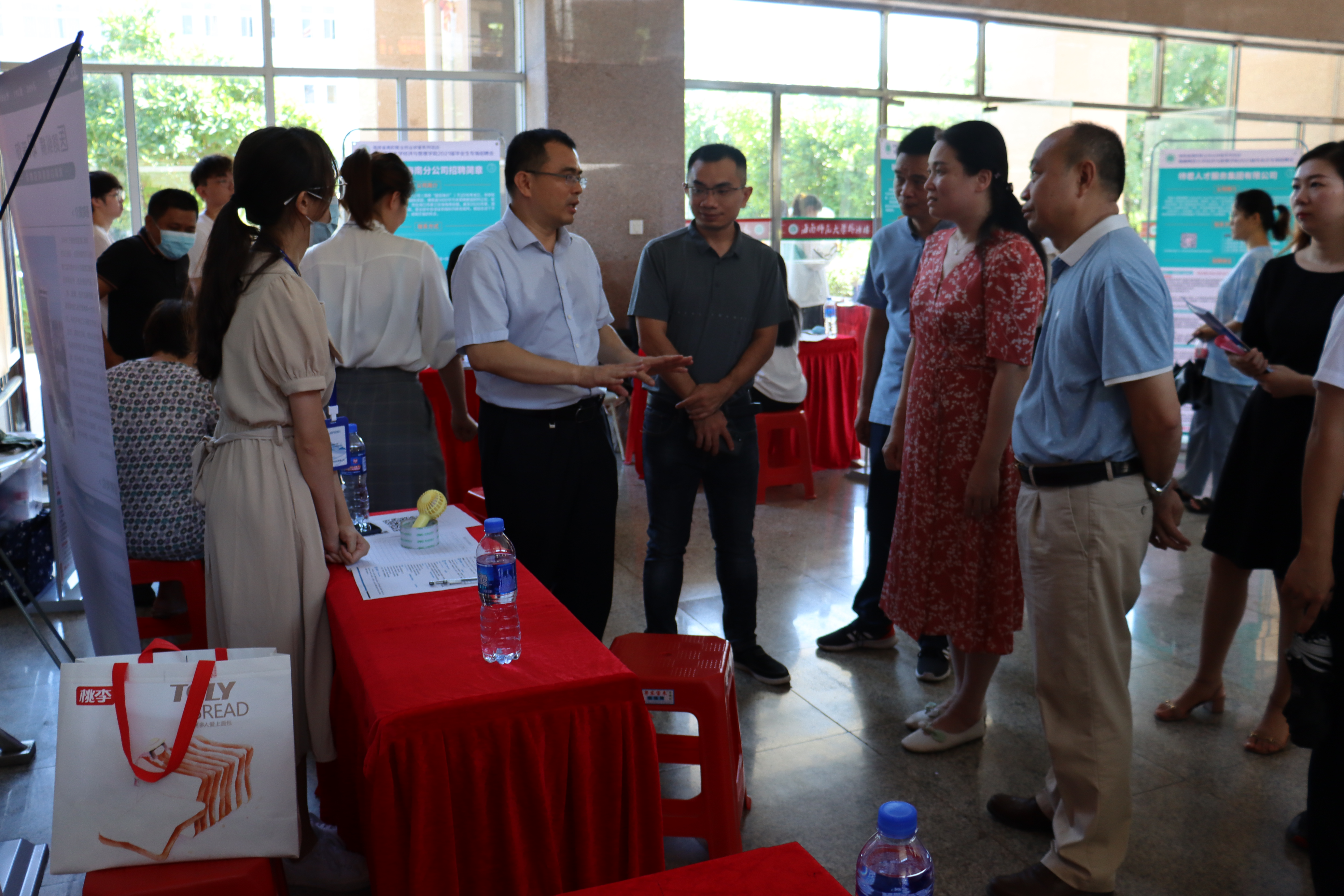 “扬帆自贸 圆梦海南”专场招聘会在我校举行