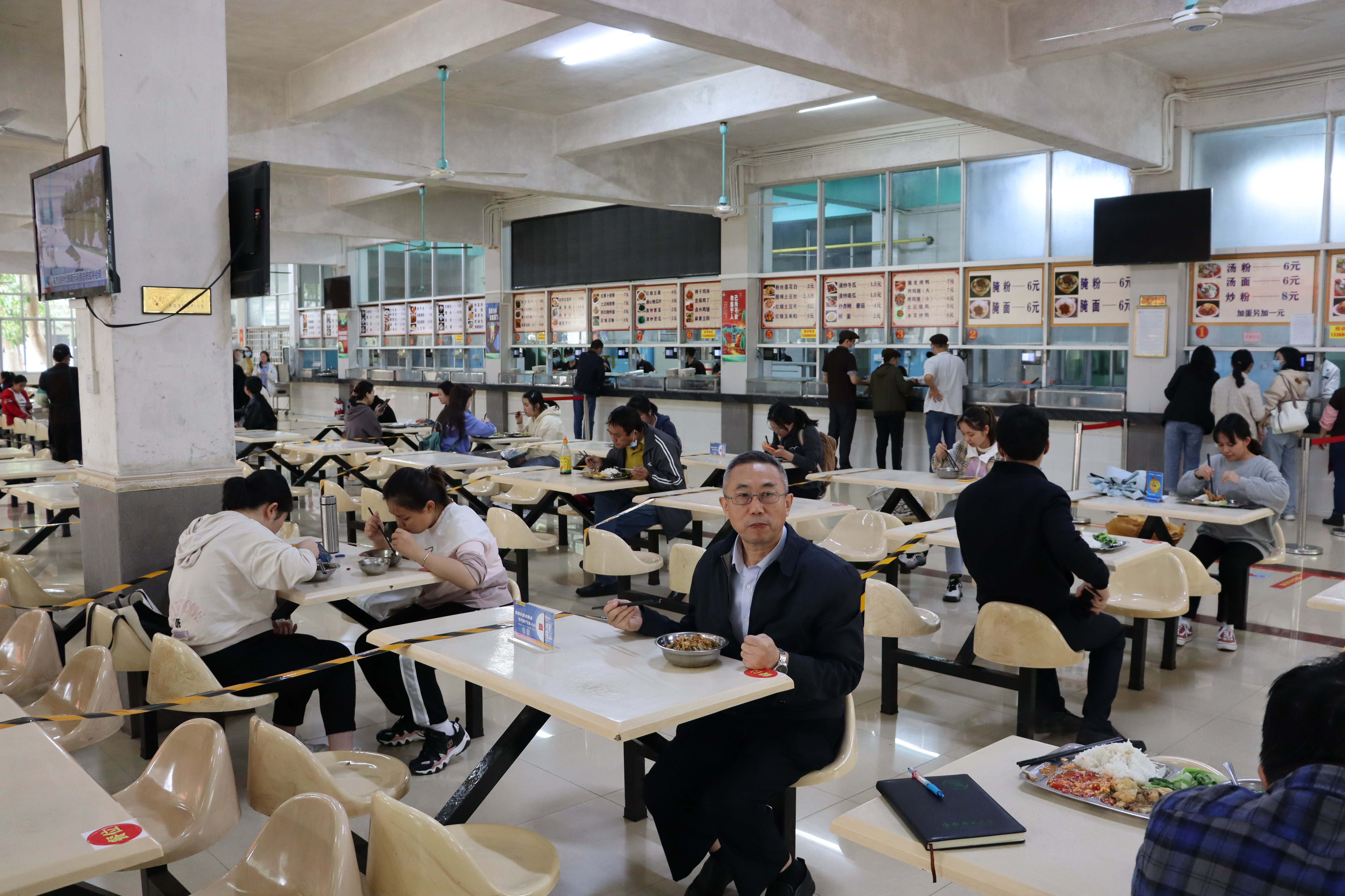 校领导巡查我校疫情防控工作