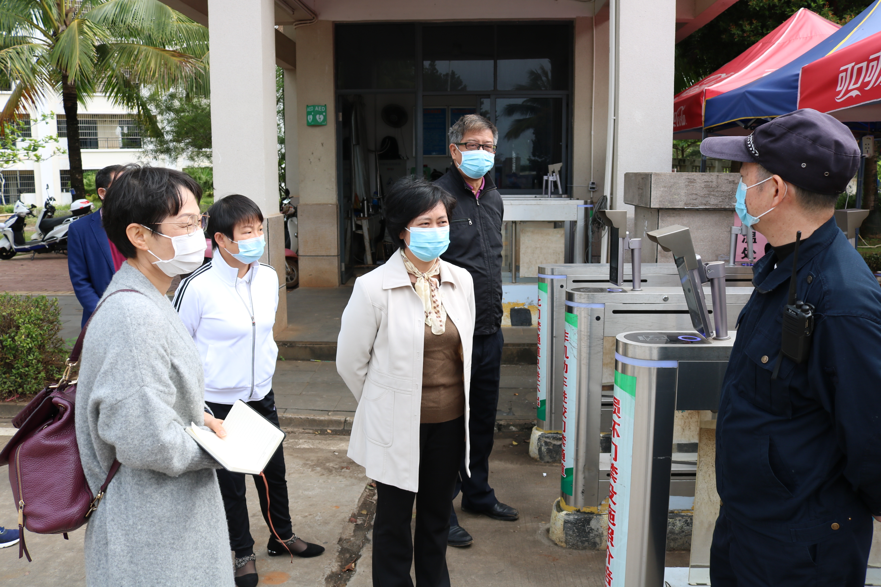 校领导巡查我校疫情防控工作