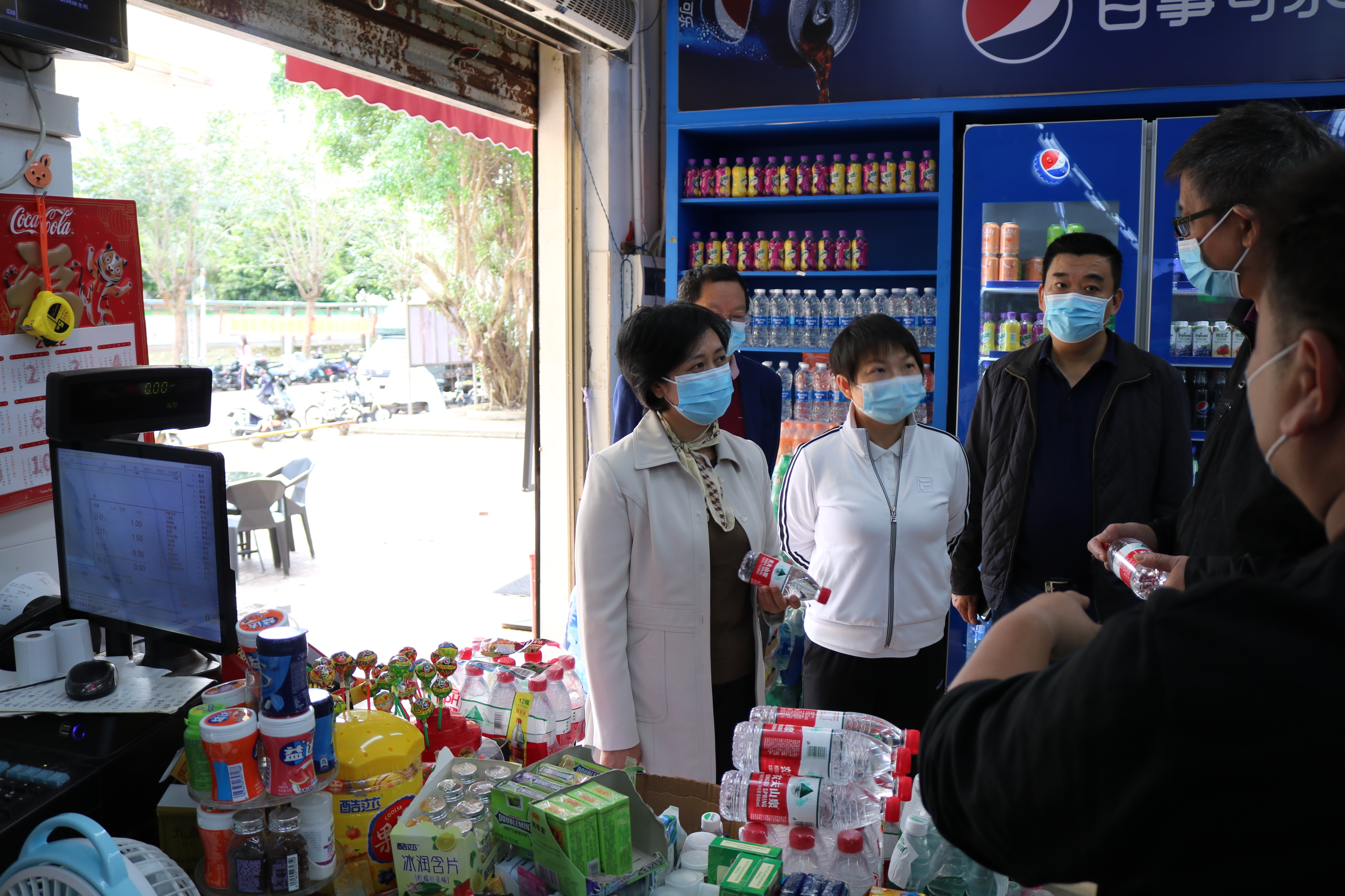 校领导巡查我校疫情防控工作