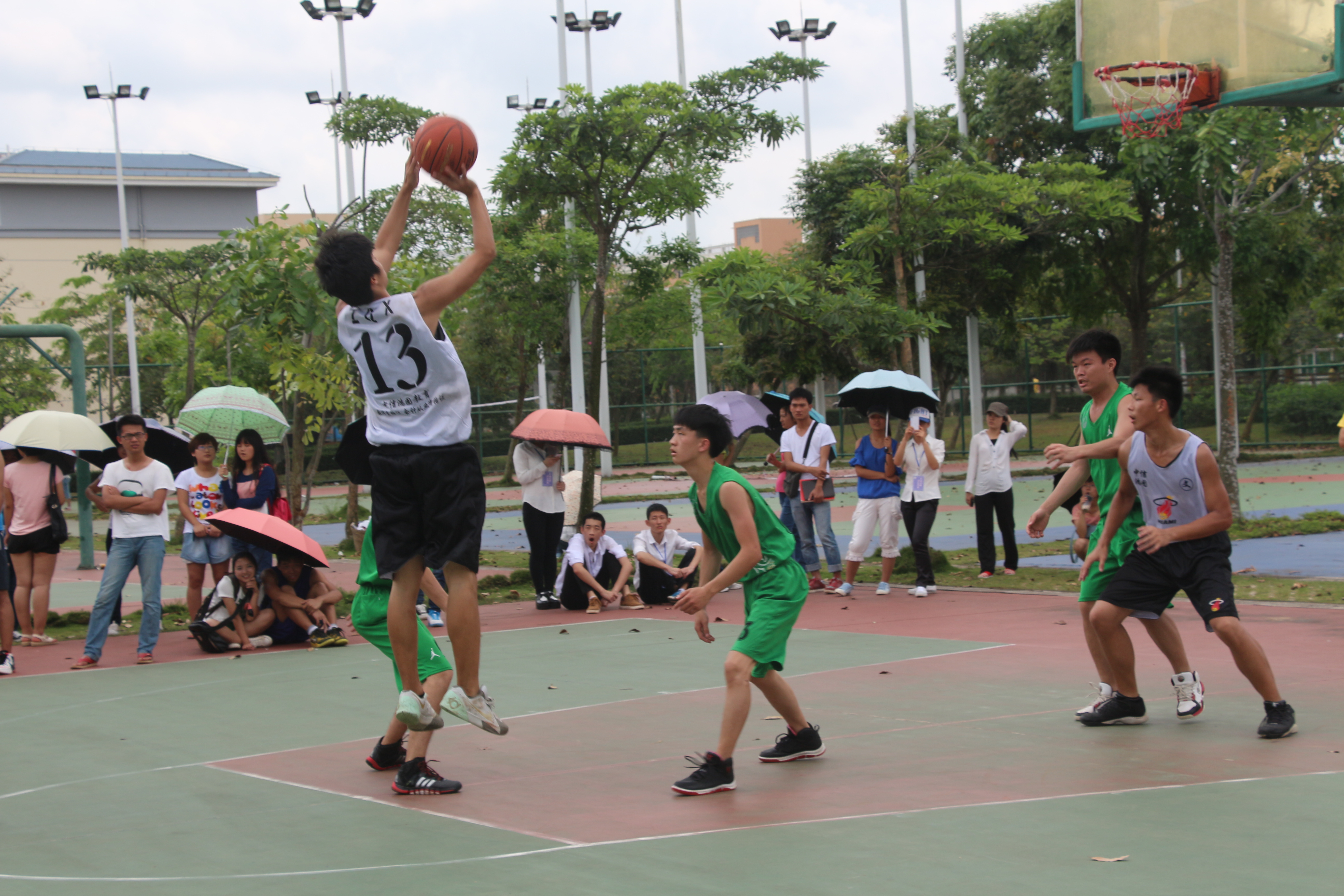 激情对战，谁与争锋――记文学院男篮女排小组对战