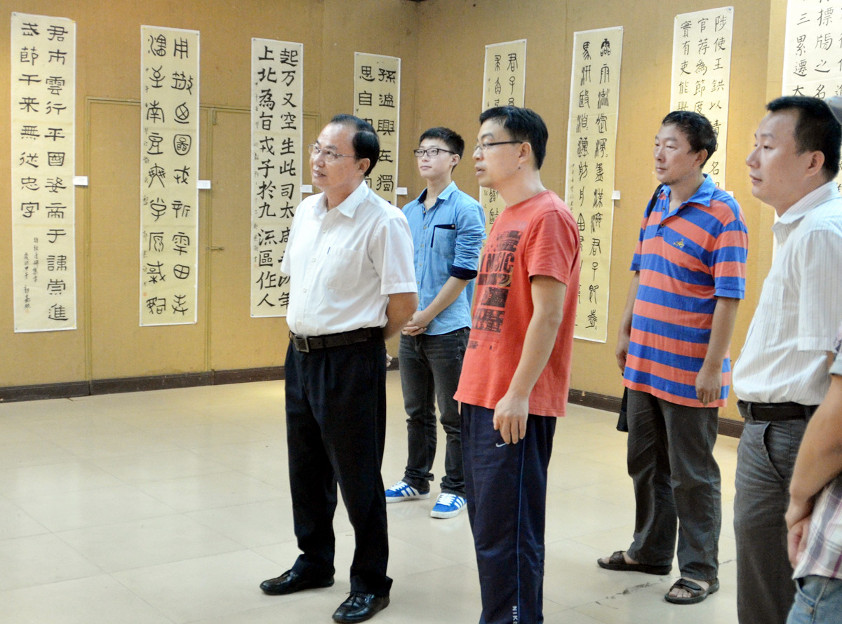 韩长日校长到美术学院观看《书法》课业展