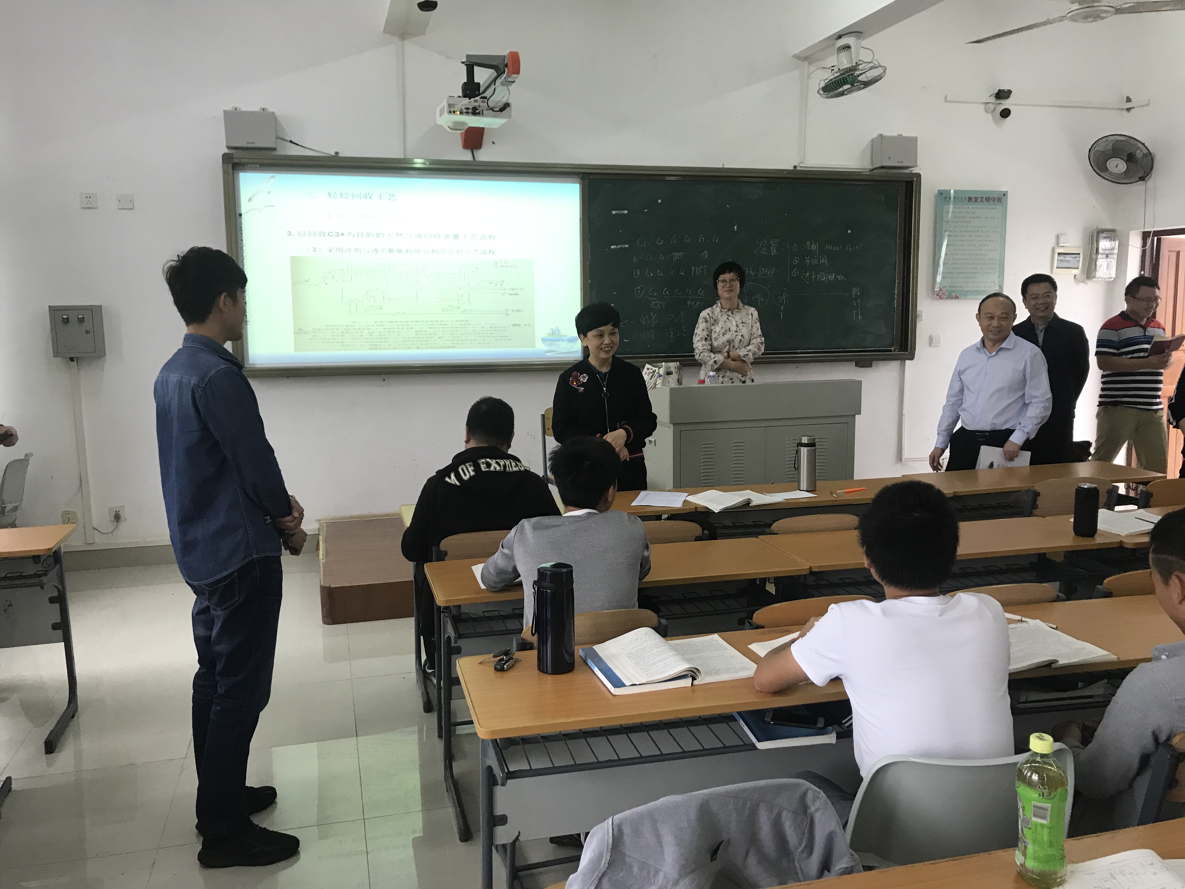 李红梅书记深入课堂及教学场所调研
