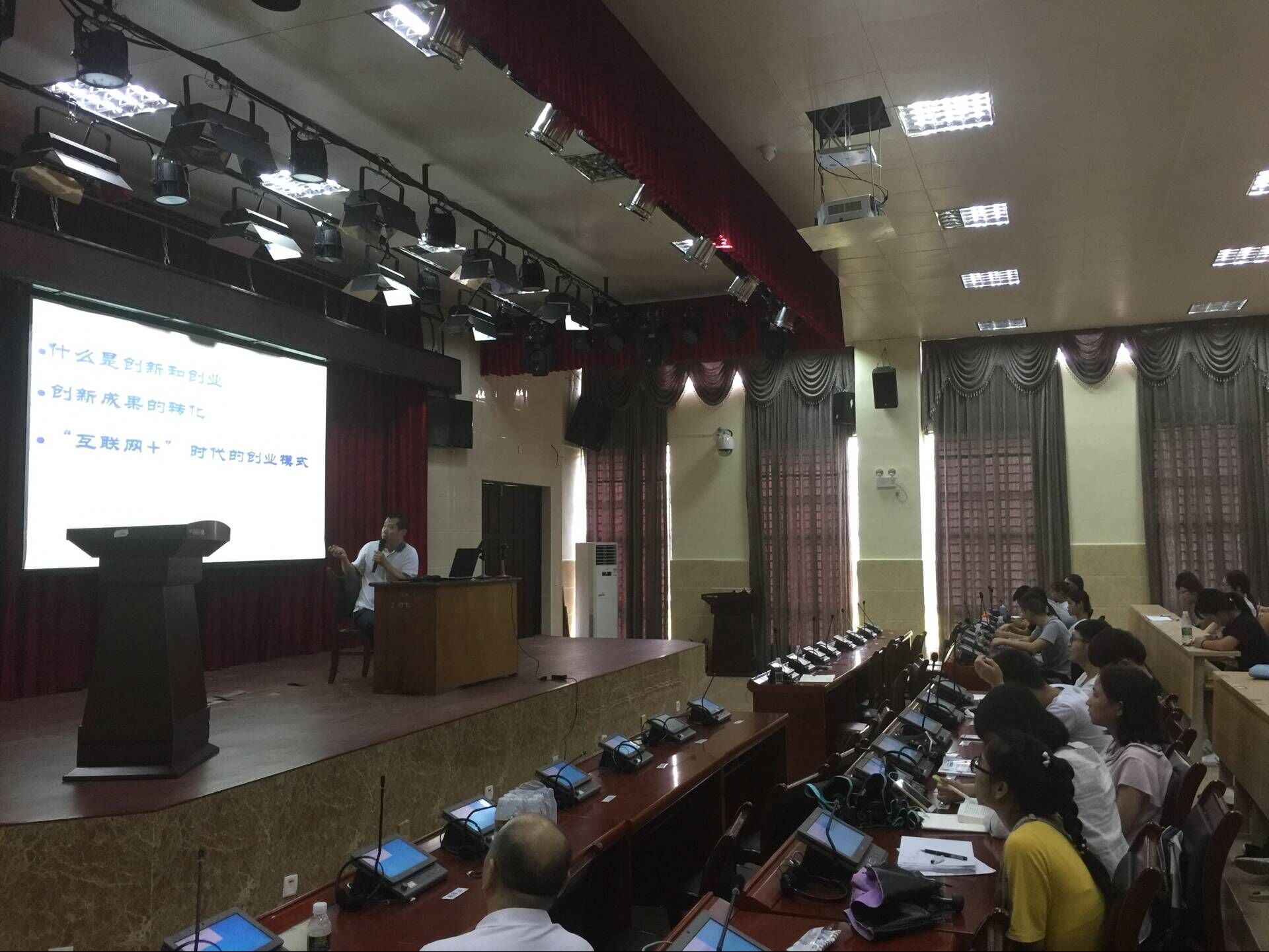 学校创新创业实践周活动火热进行