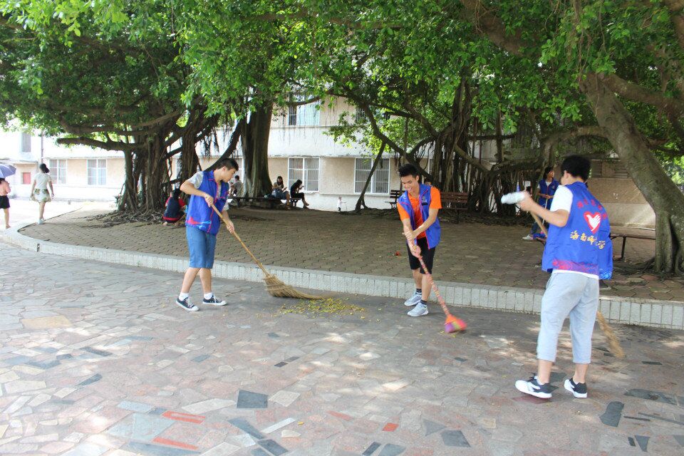 美化校园环境,增添校园生机――记物电学院校园清扫活动