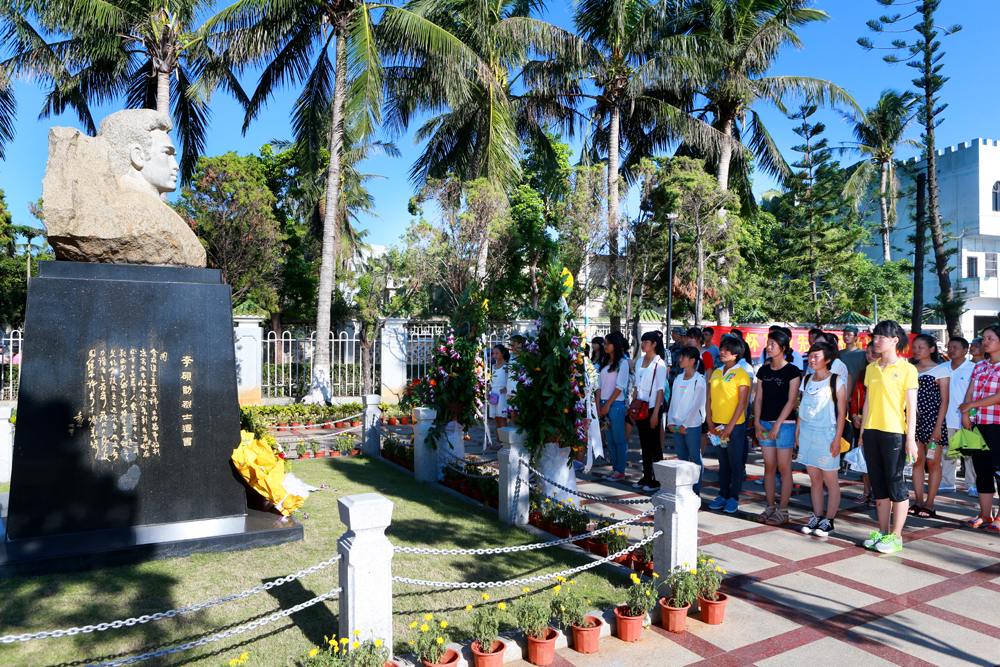 首个烈士纪念日 我校百名师生缅怀李硕勋、符克烈士