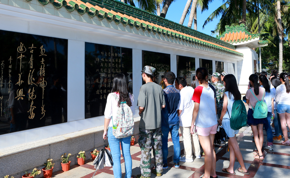 首个烈士纪念日 我校百名师生缅怀李硕勋、符克烈士