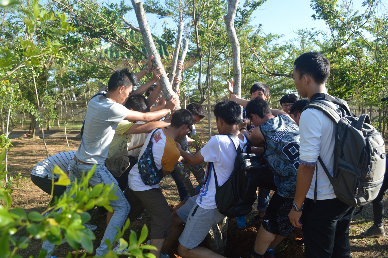 首个烈士纪念日 我校百名师生缅怀李硕勋、符克烈士