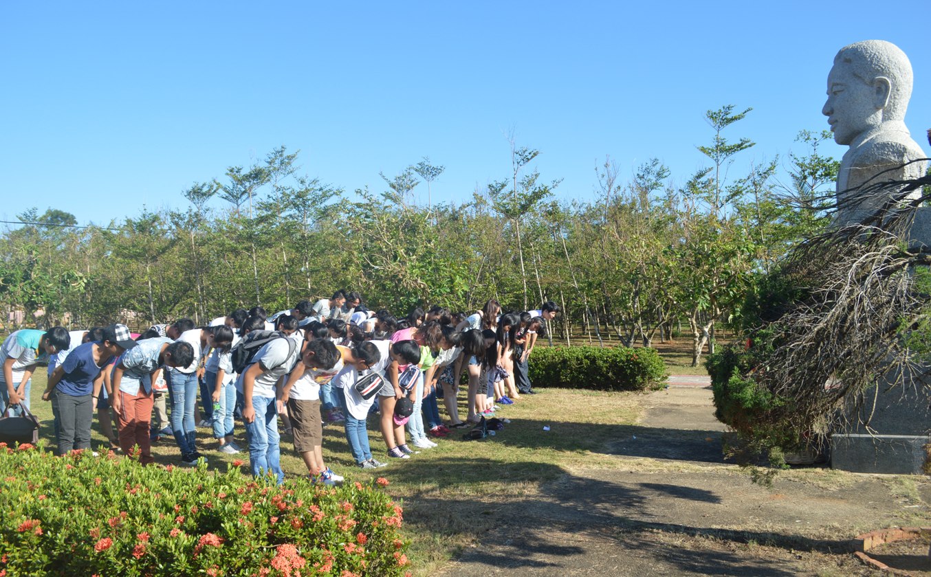首个烈士纪念日 我校百名师生缅怀李硕勋、符克烈士
