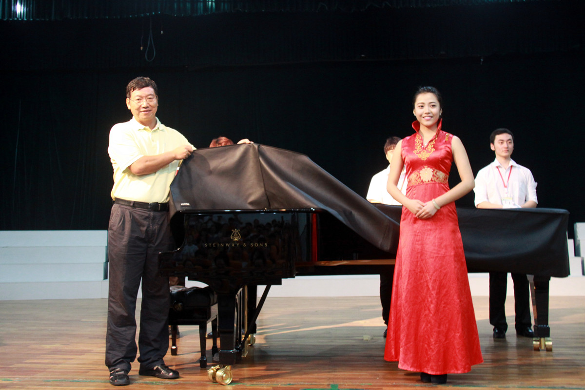 海南省首架斯坦威钢琴落户海师