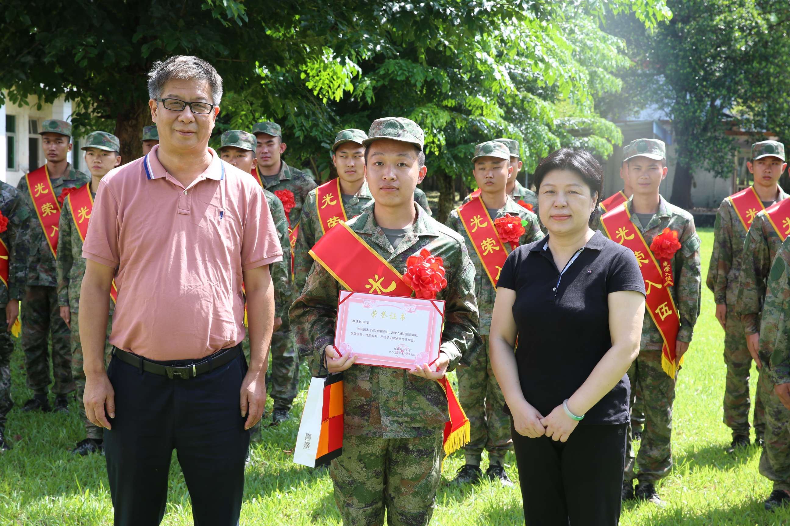 我校热烈欢送2022年入伍参军学生