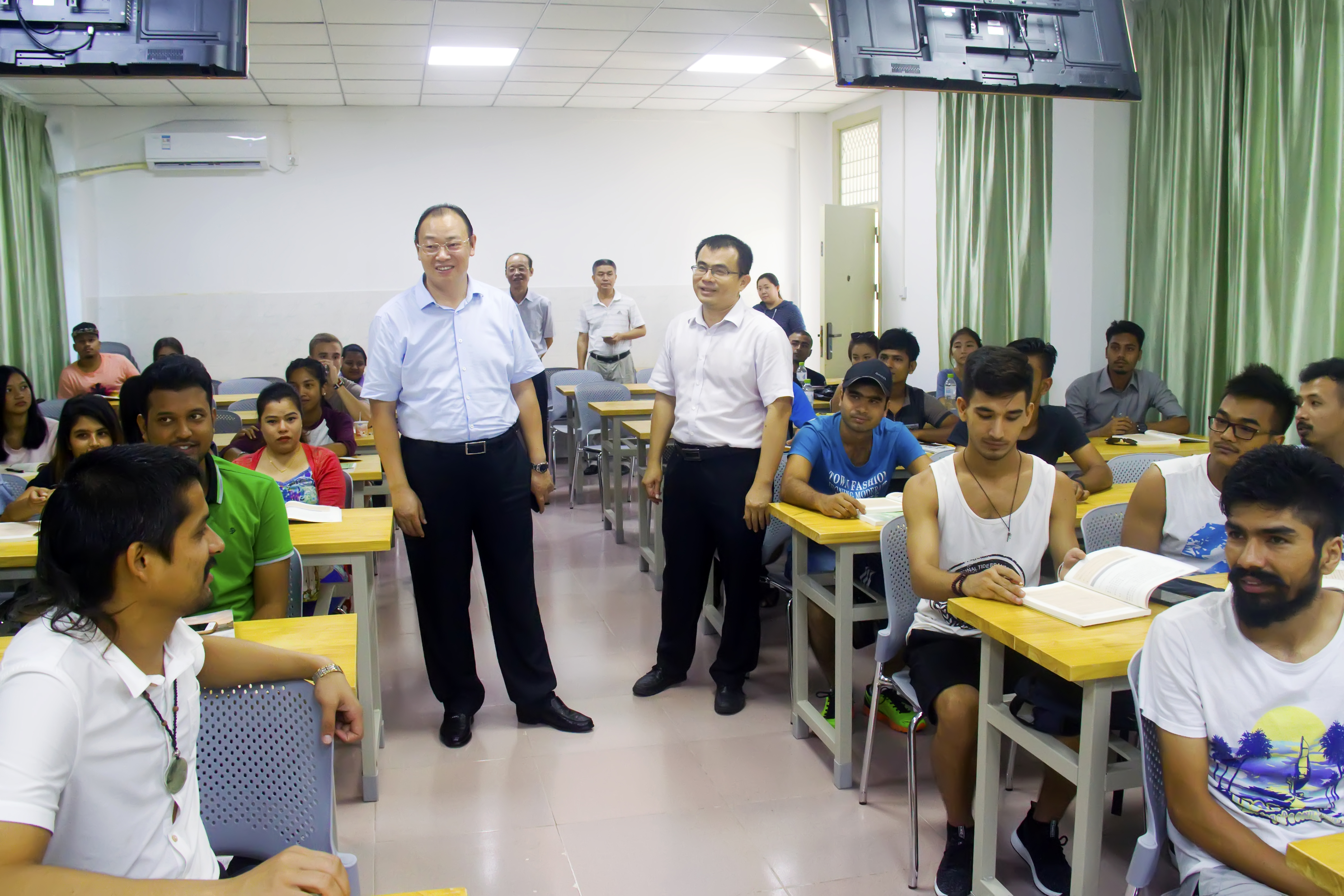 校领导到国际教育学院走访调研