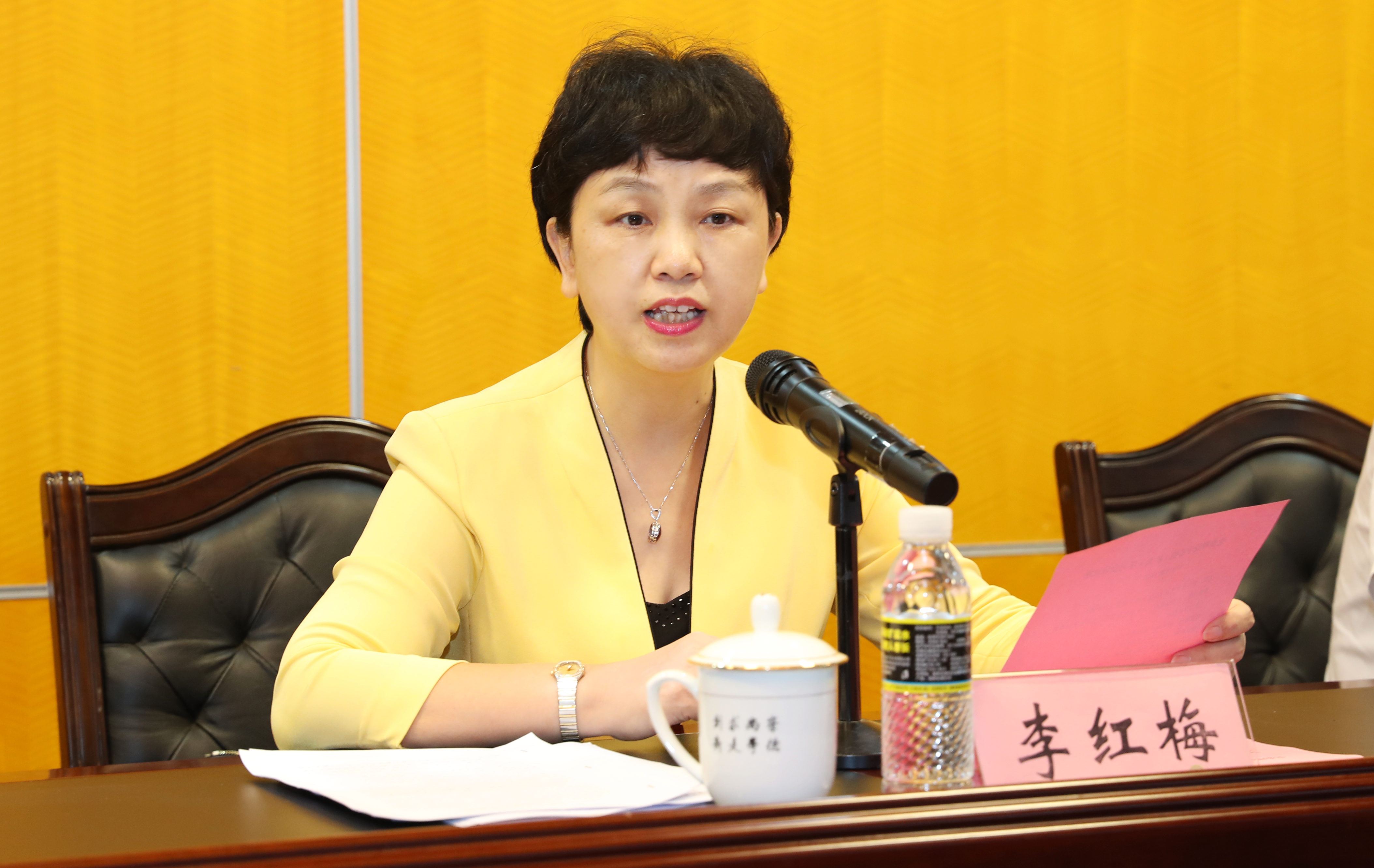 学校召开党委理论中心组（扩大）学习会议