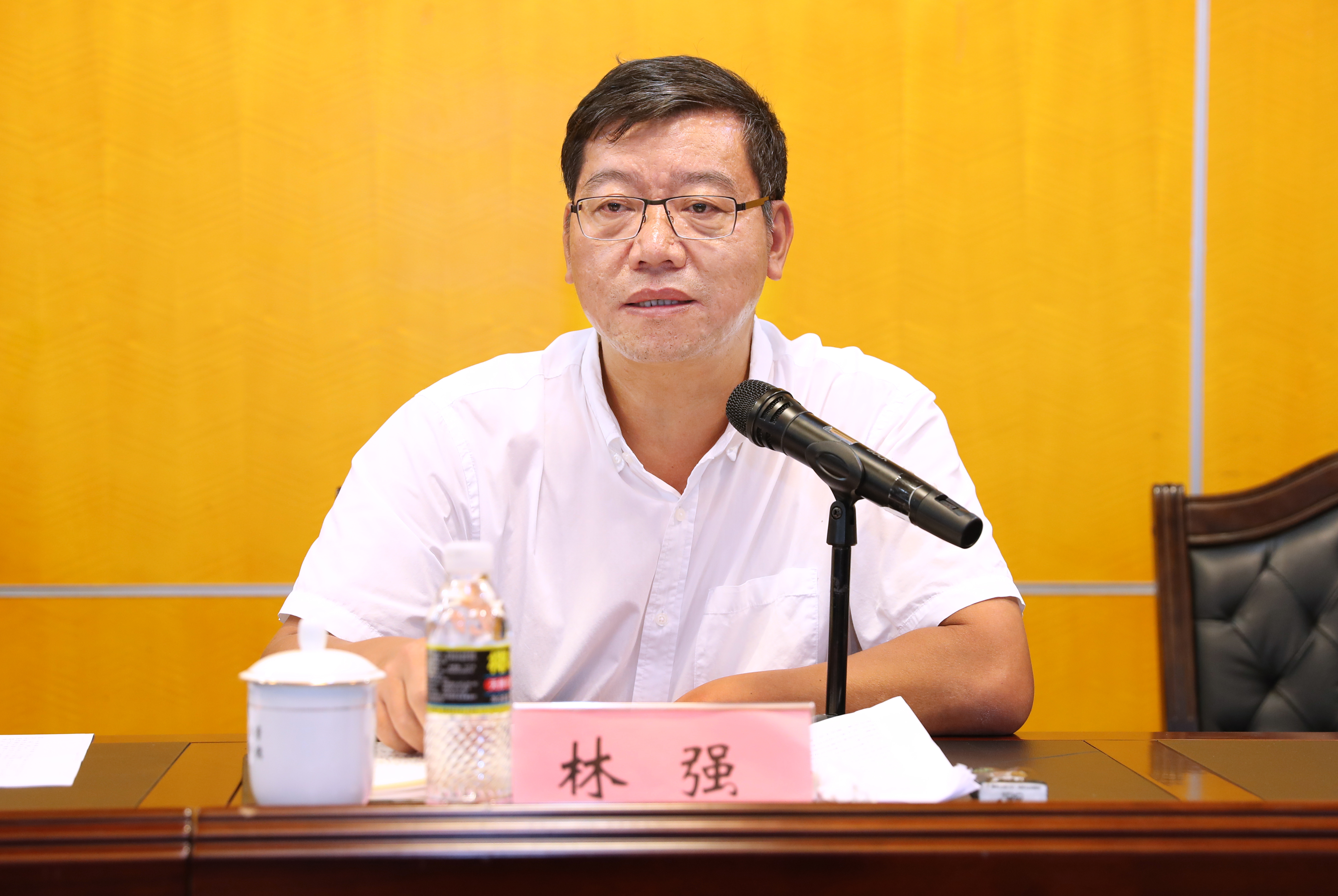 学校召开党委理论中心组（扩大）学习会议