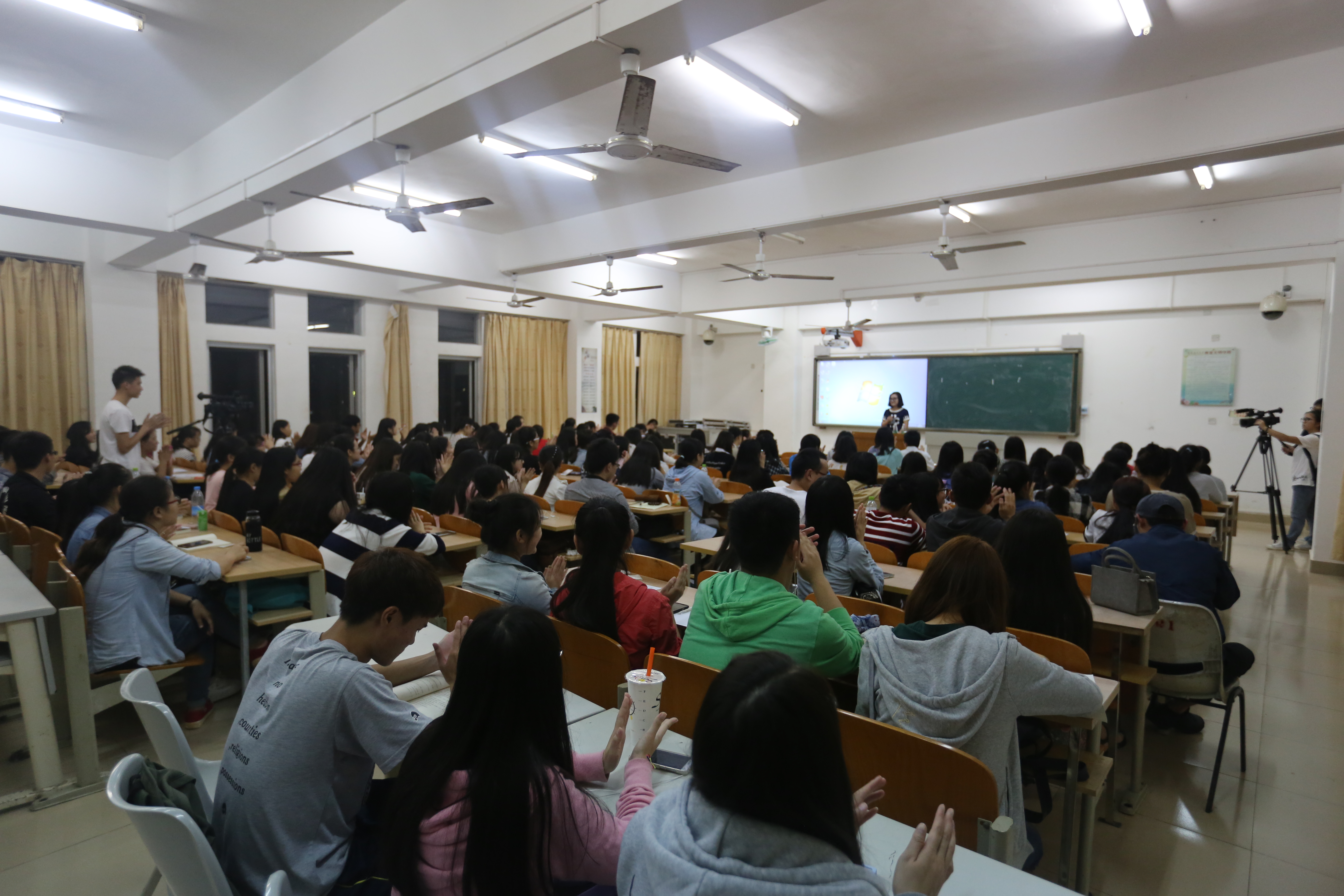 凤凰花开，毕业十年――记新闻传播与影视学院优秀校友刘婷婷分享会