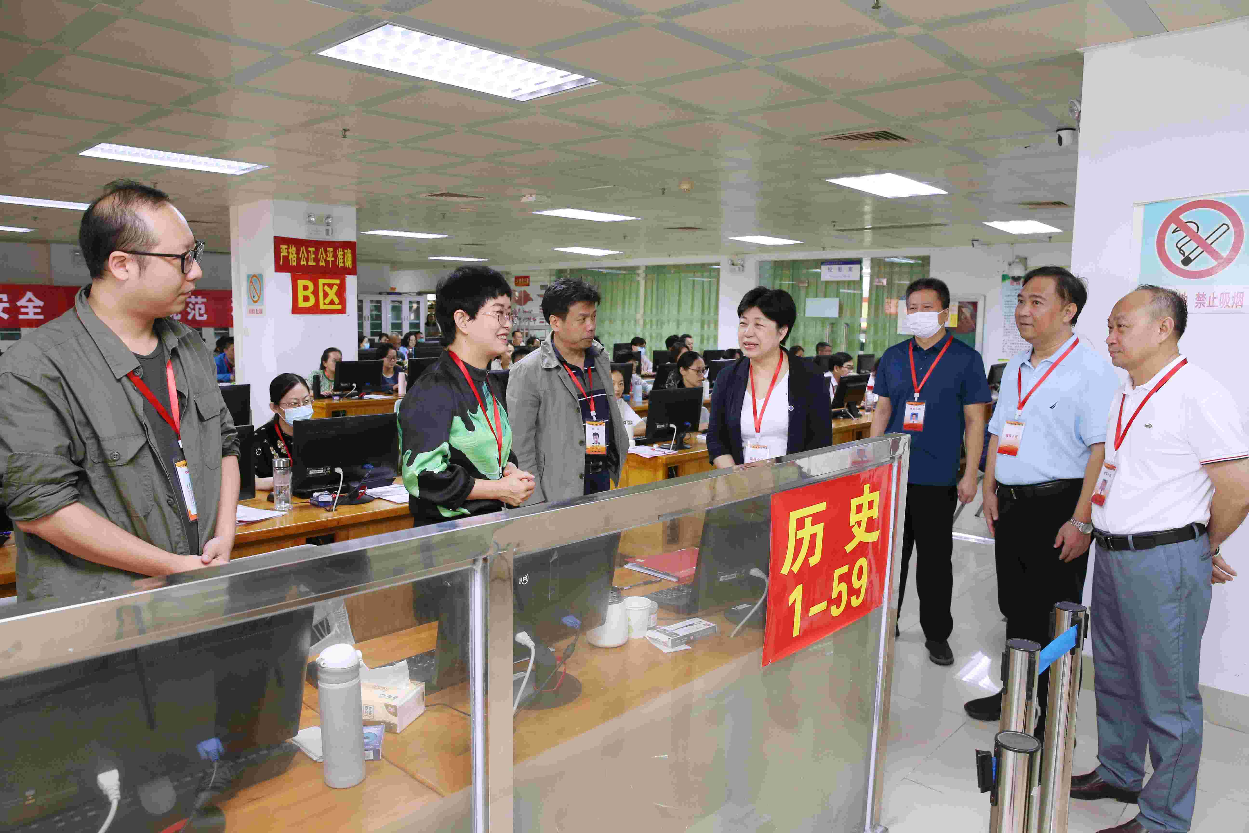 许玫检查高考评卷工作慰问评卷教师