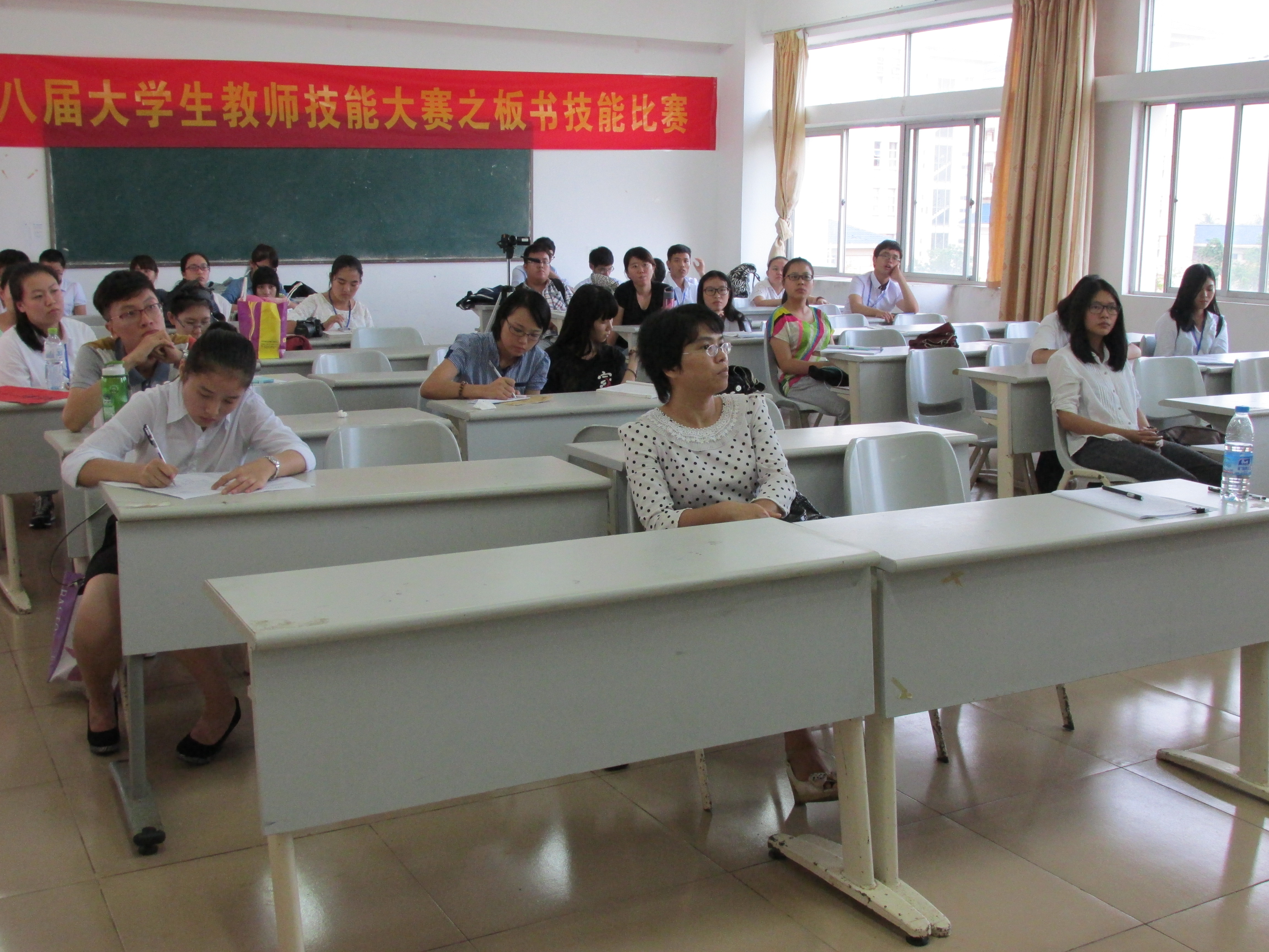 三尺讲台 书写风采——记文学院教师技能大赛之板书技能决赛