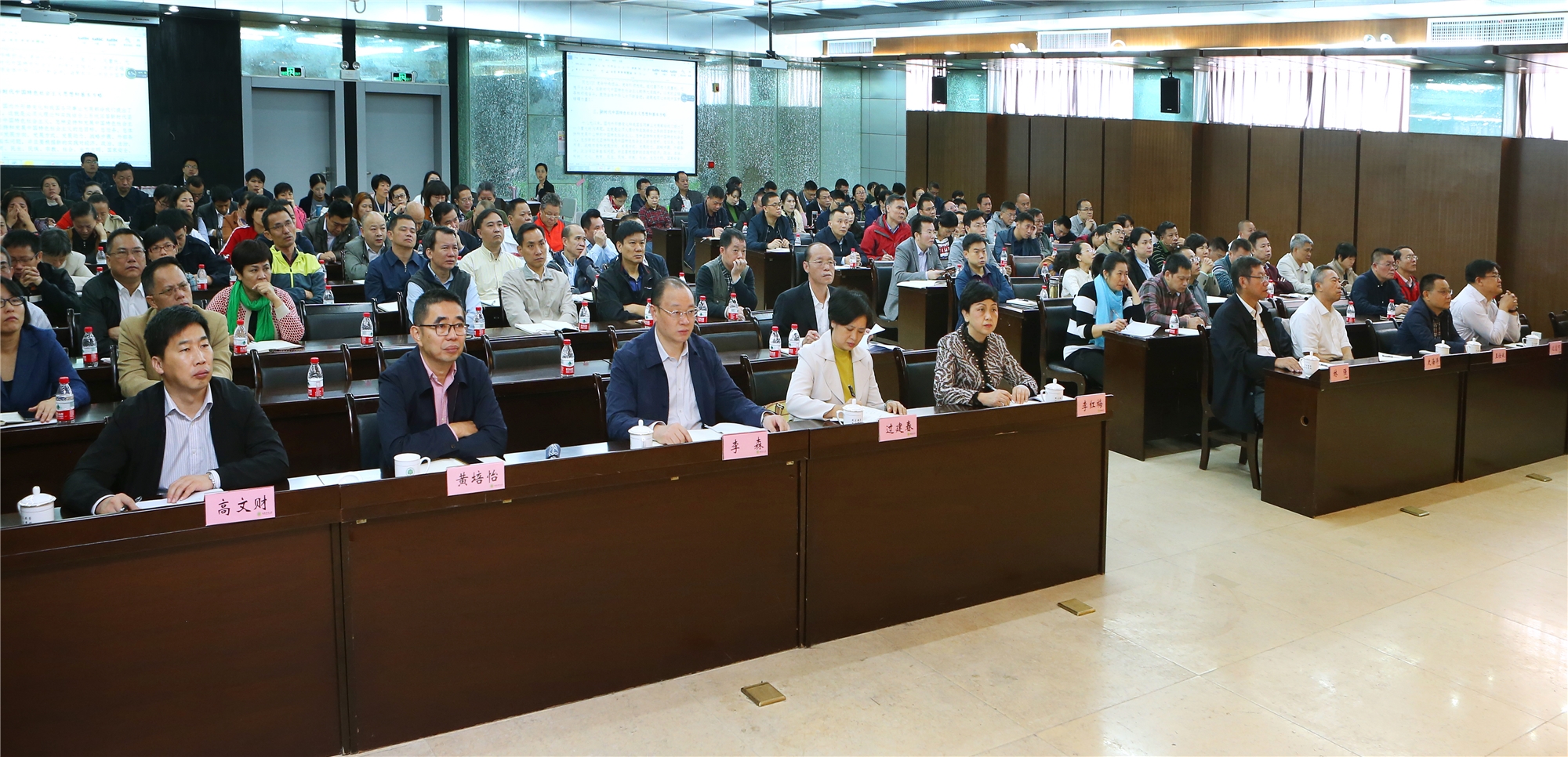 我校召开党委理论中心组(扩大)学习会议