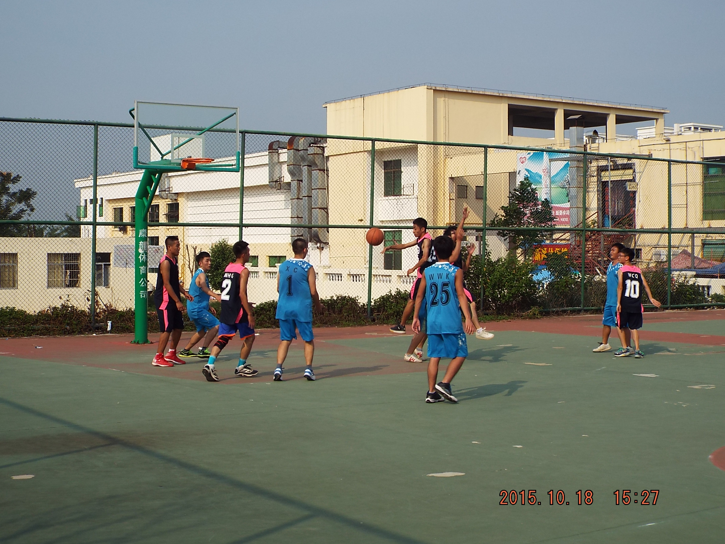 赢出快乐，赛出精彩�D�D记经济与管理学院“迎新杯”男篮女排初赛