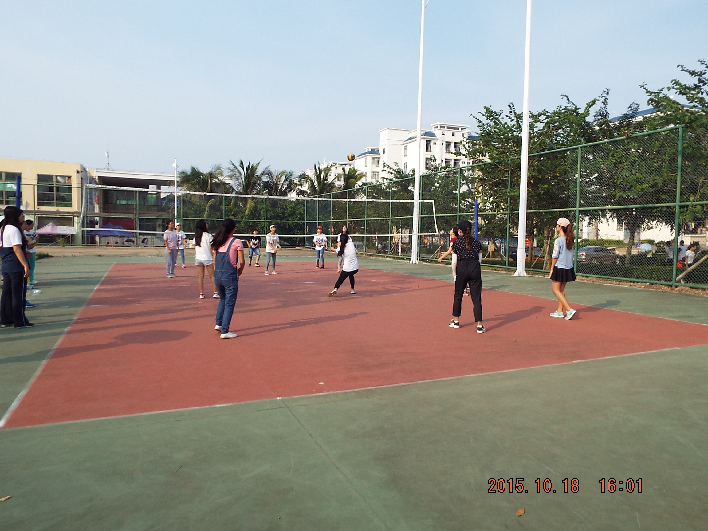 赢出快乐，赛出精彩�D�D记经济与管理学院“迎新杯”男篮女排初赛